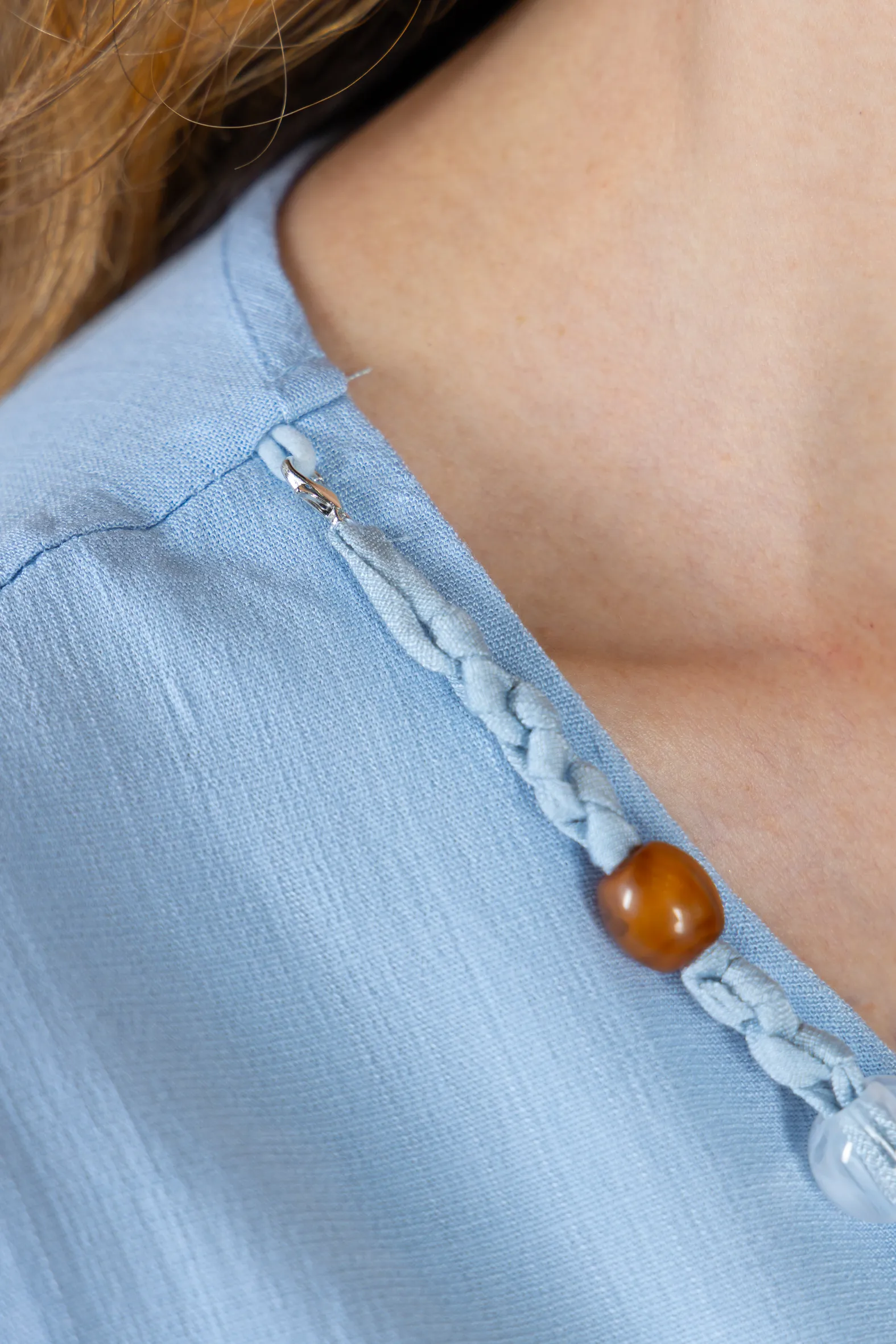 Blusa Manga Curta Visco Linen Detalhe Entrelaçado no Colo com Pedraria Iveth Azul - Image 6