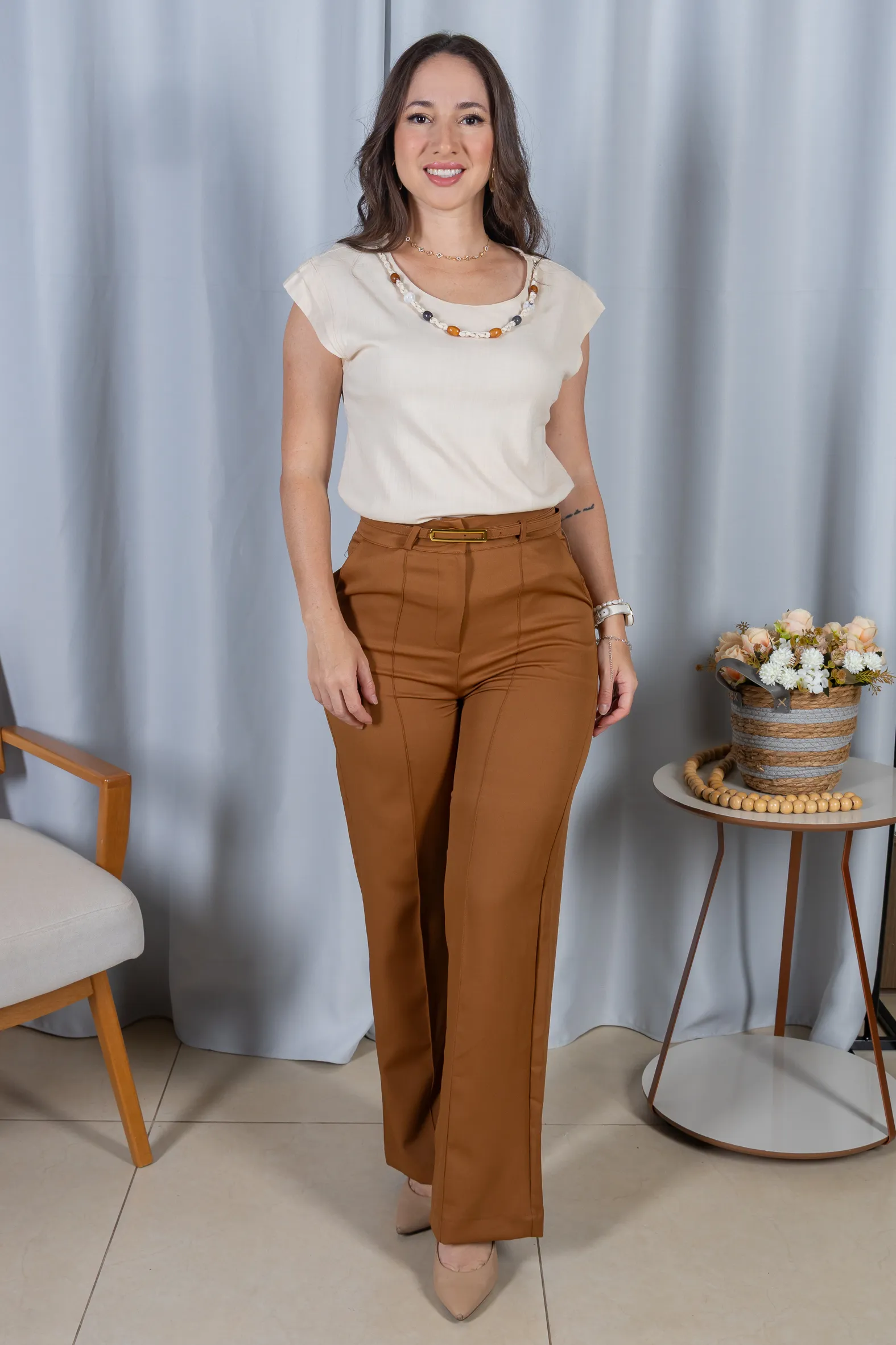 Blusa Manga Curta Visco Linen Detalhe Entrelaçado no Colo com Pedraria Iveth Creme - Image 10