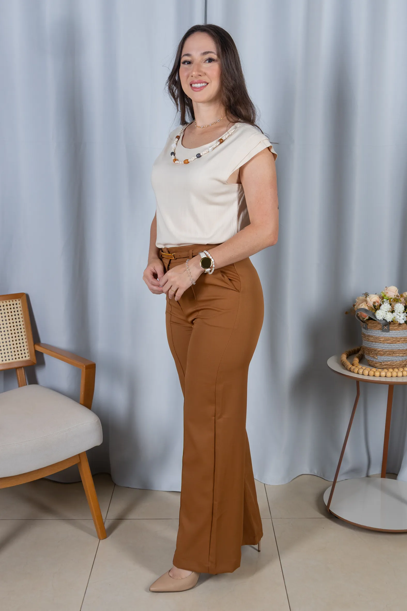 Blusa Manga Curta Visco Linen Detalhe Entrelaçado no Colo com Pedraria Iveth Creme - Image 13