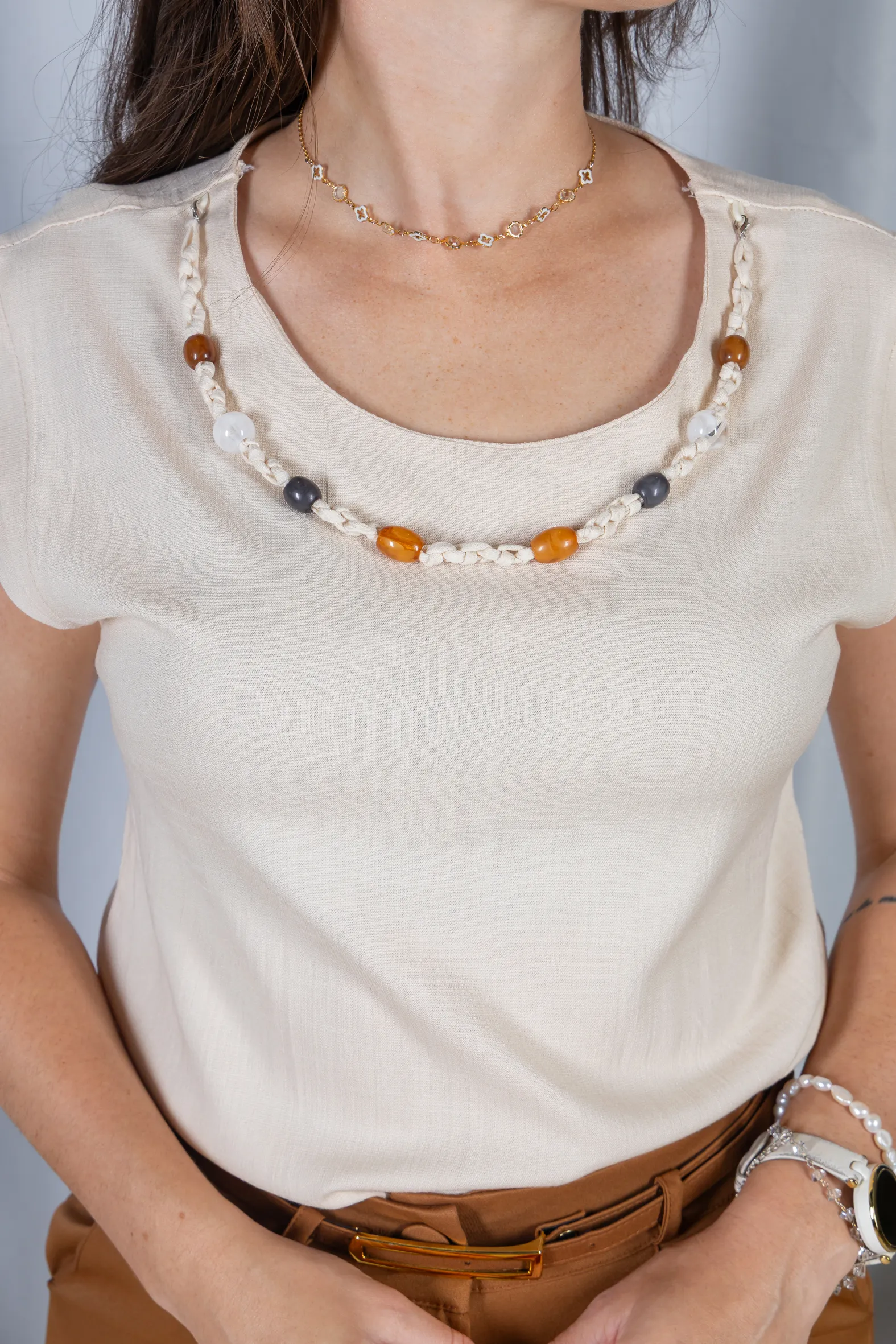 Blusa Manga Curta Visco Linen Detalhe Entrelaçado no Colo com Pedraria Iveth Creme - Image 4