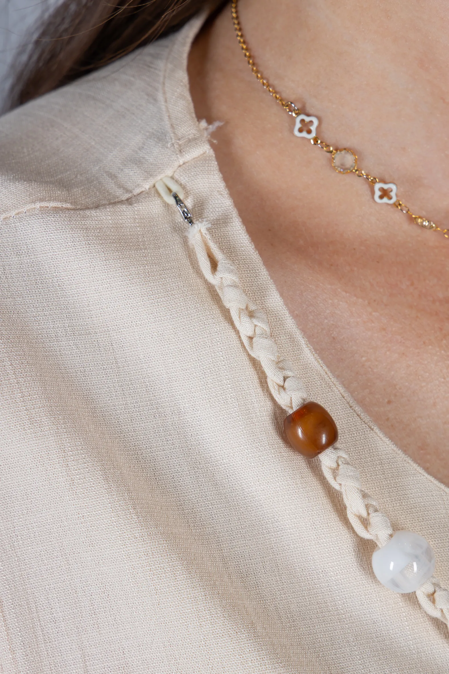 Blusa Manga Curta Visco Linen Detalhe Entrelaçado no Colo com Pedraria Iveth Creme - Image 7