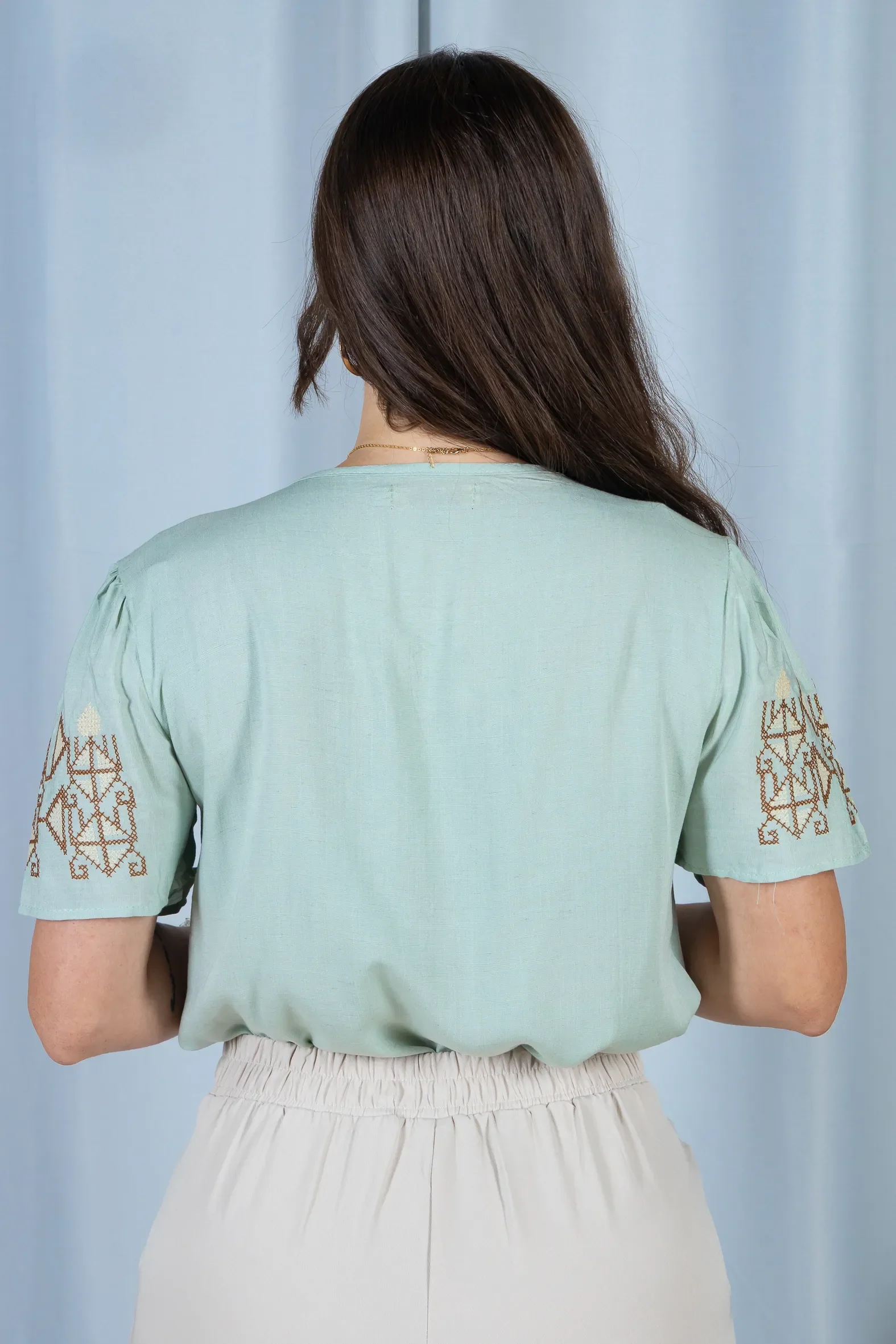 Blusa Manga Curta Decote em "V" Visco-Linho com Detalhes Bordados Colo Angélica Verde - Image 7