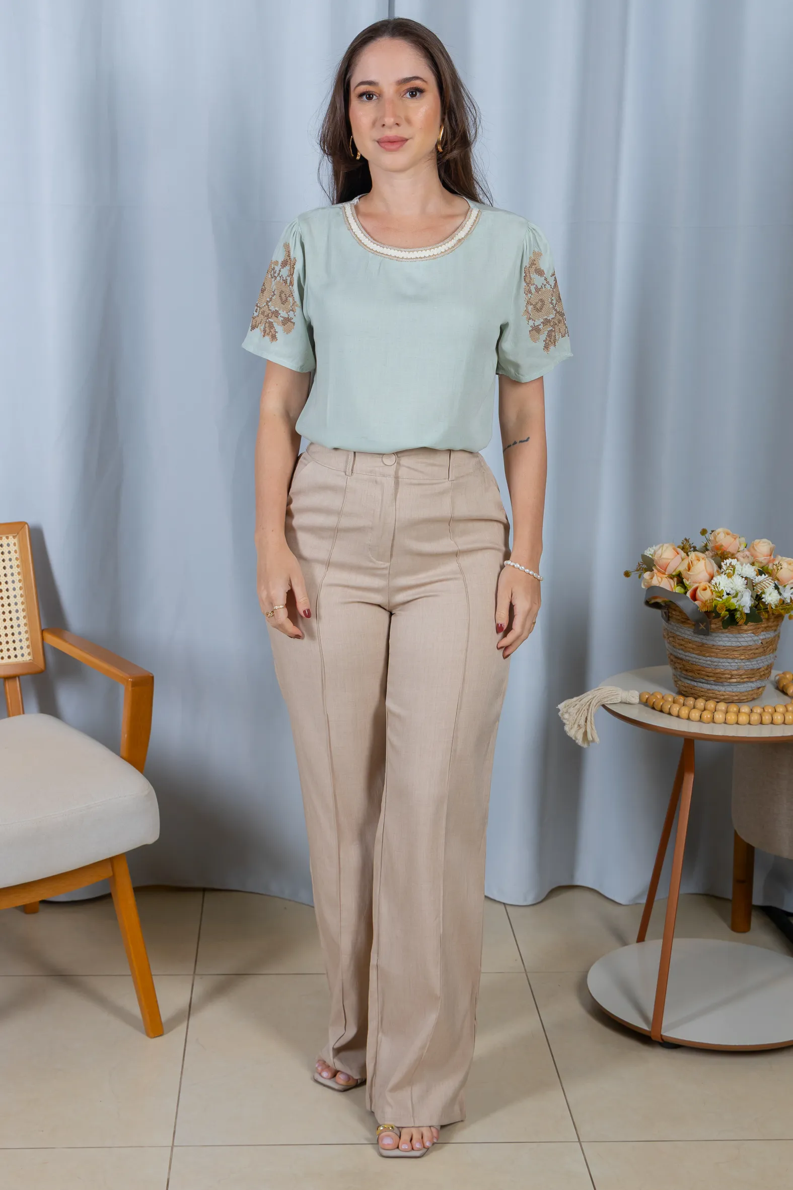 Blusa Manga Curta Visco-Linho Detalhes Bordados Marcela Verde - Image 11