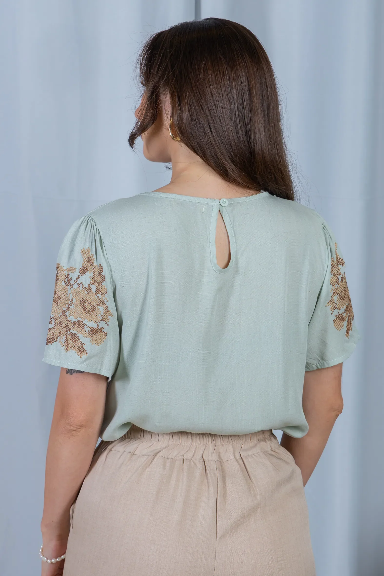 Blusa Manga Curta Visco-Linho Detalhes Bordados Marcela Verde - Image 6