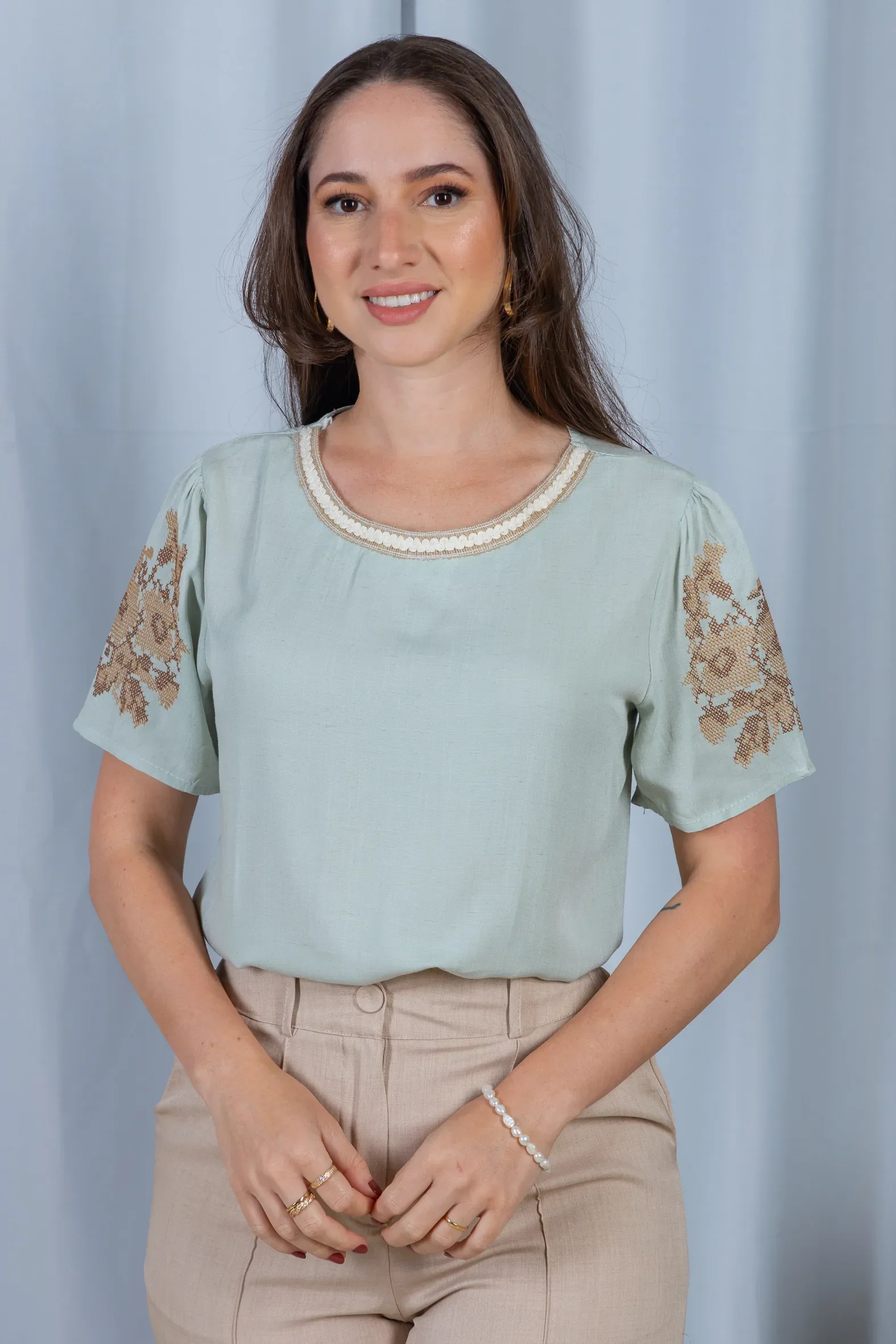 Blusa Manga Curta Visco-Linho Detalhes Bordados Marcela Verde - Image 8