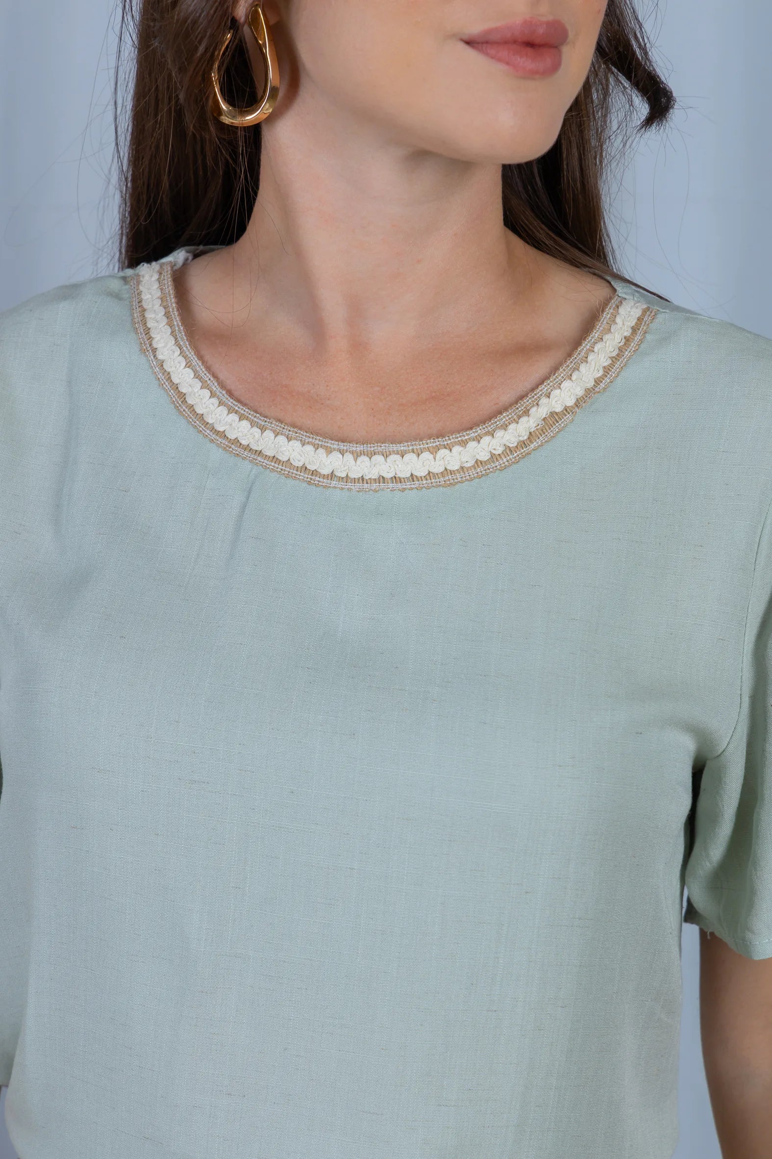 Blusa Manga Curta Visco-Linho Detalhes Bordados Marcela Verde - Image 9