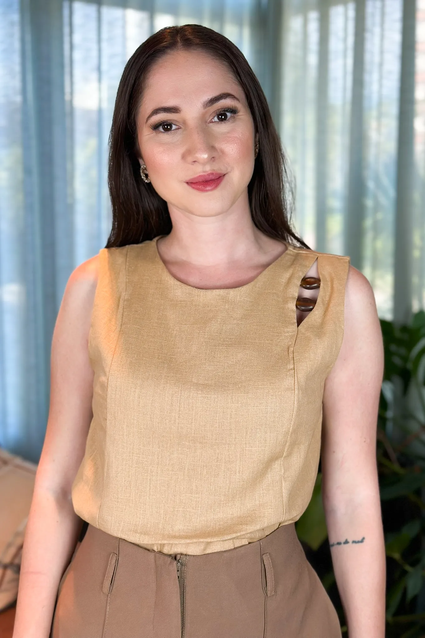 Blusa Regata Linho Soft Detalhe Assimétrico Jenifer Marrom - Image 9