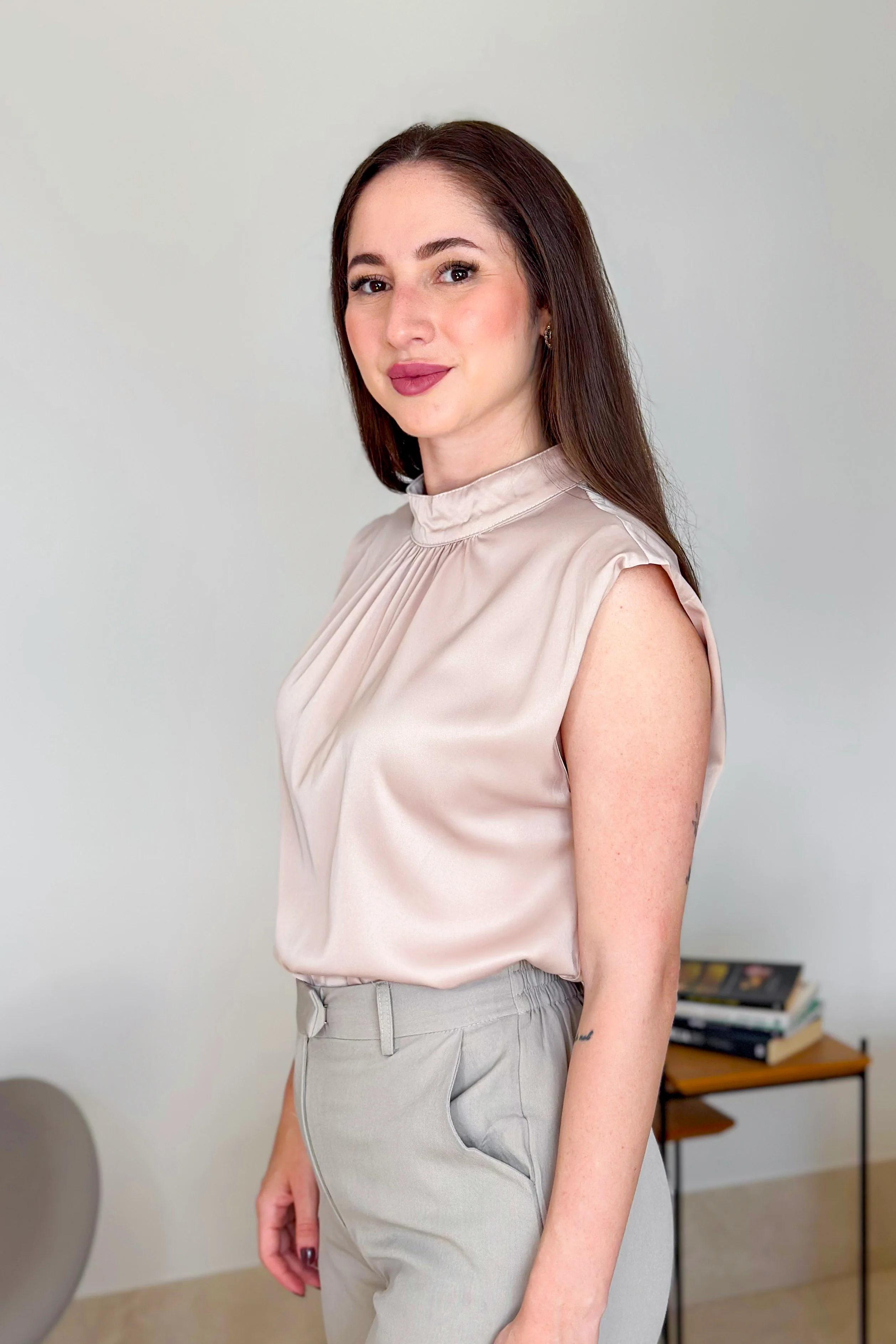 Blusa Regata em Poly Silk Detalhe Pregas Colo Lorrana Bege - Image 3