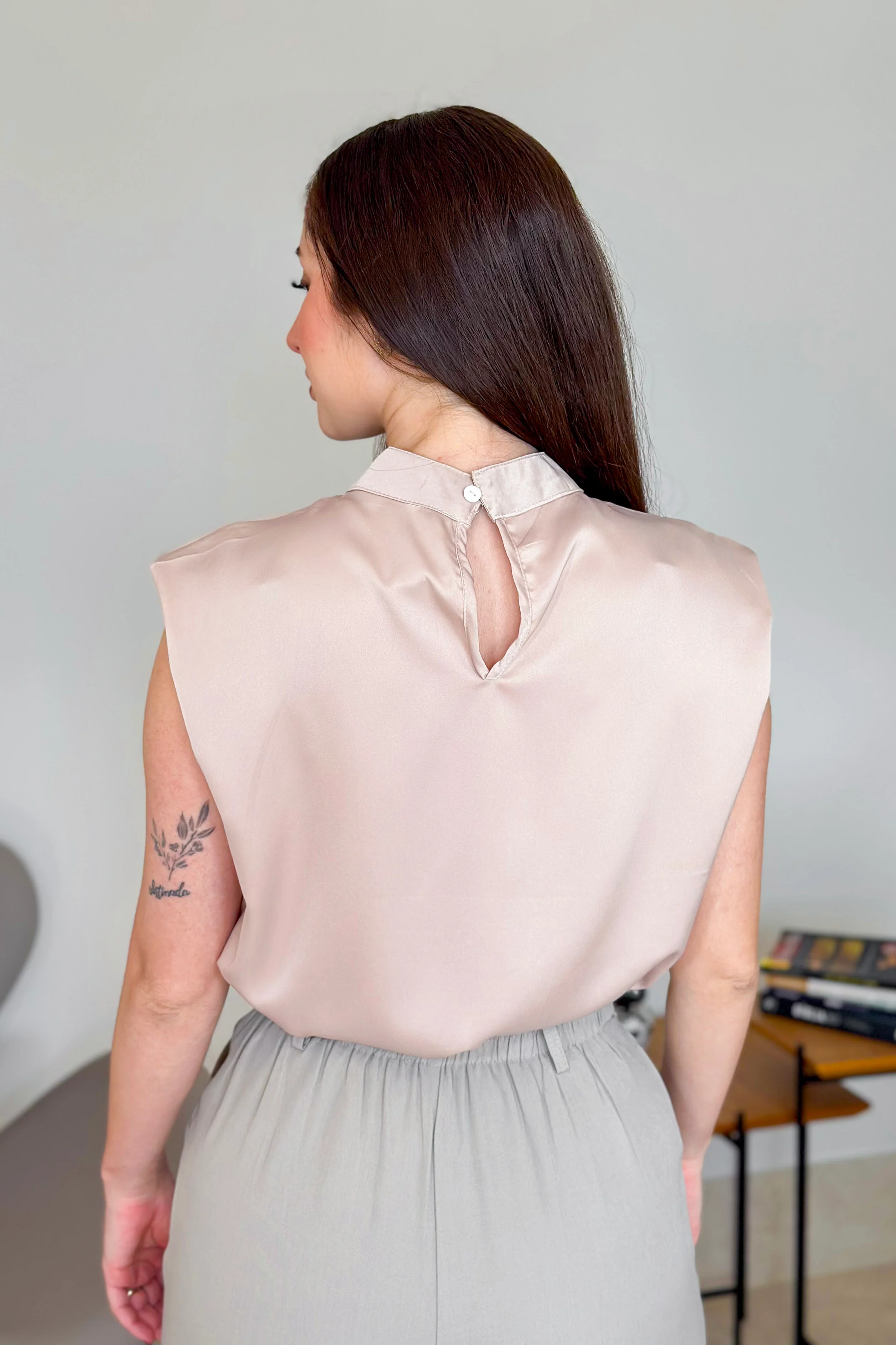 Blusa Regata em Poly Silk Detalhe Pregas Colo Lorrana Bege - Image 4