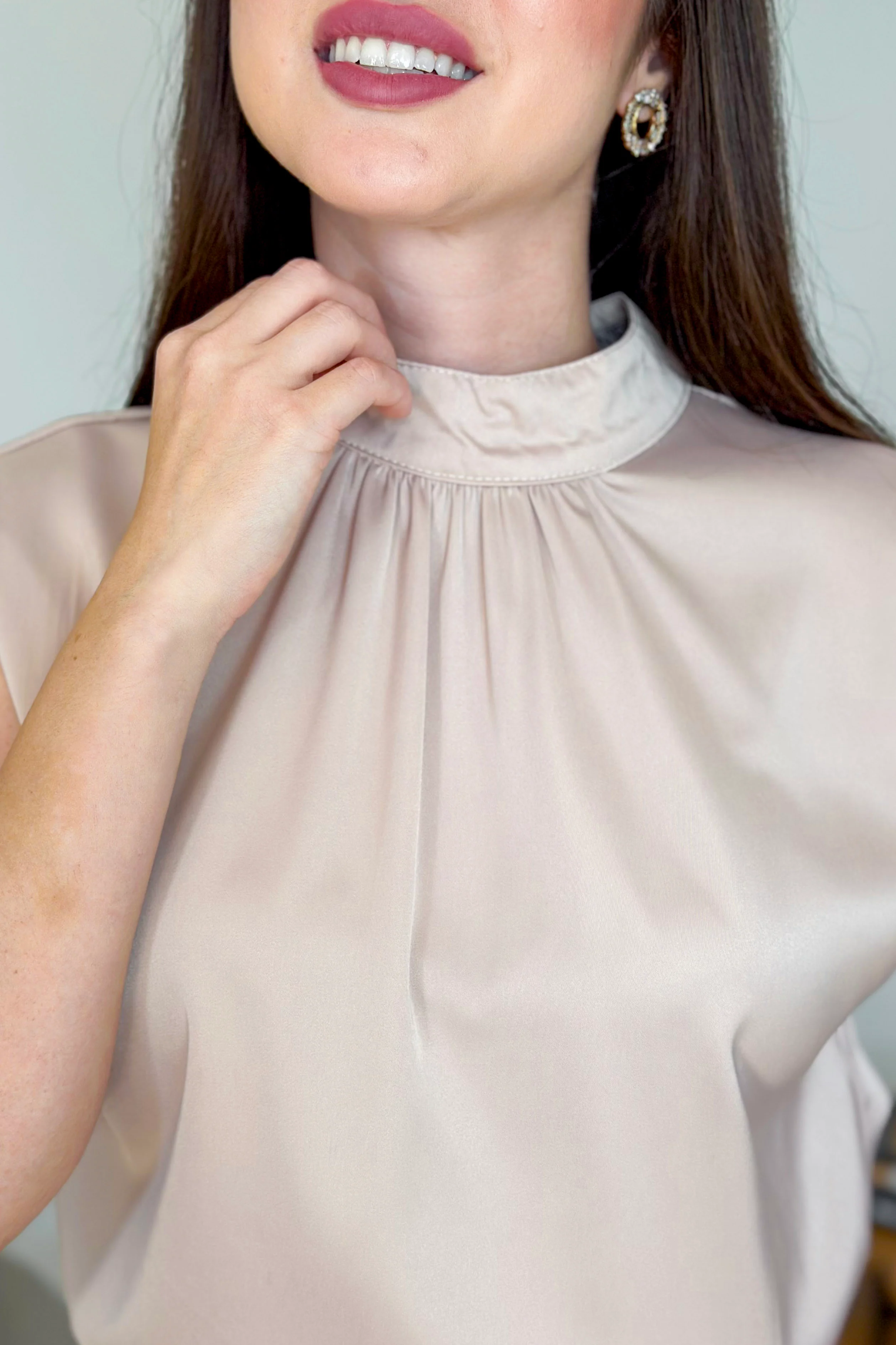 Blusa Regata em Poly Silk Detalhe Pregas Colo Lorrana Bege - Image 9