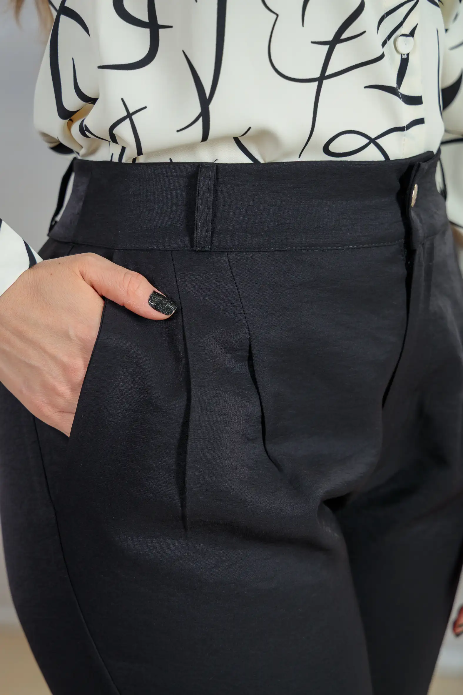 Calça Corte Reto Alfaiataria Serena Laísa Preta - Image 7