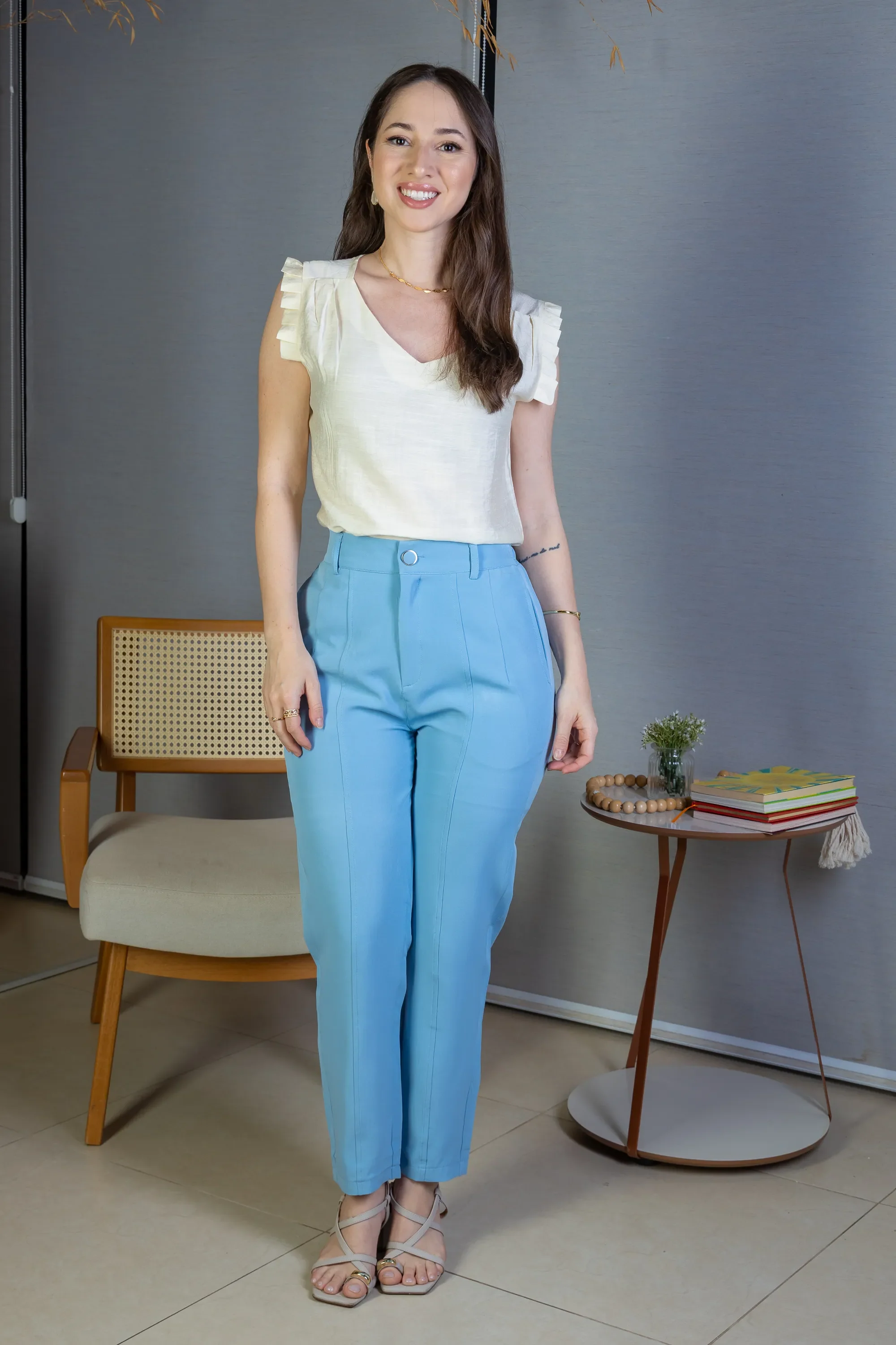 Calça Corte Reto Detalhe Botão Encapado Em Crepe Milano Maria Azul - Image 10