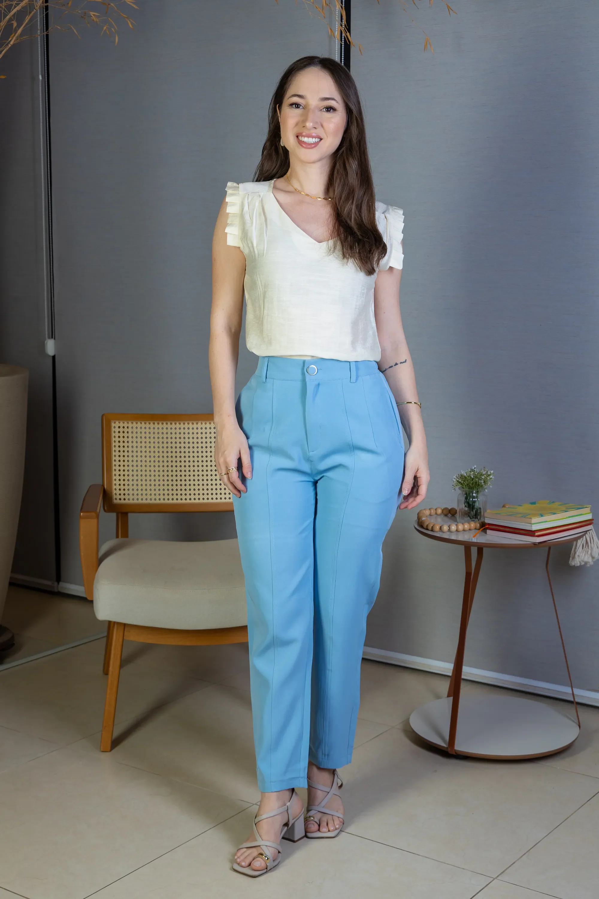 Calça Corte Reto Detalhe Botão Encapado Em Crepe Milano Maria Azul - Image 11