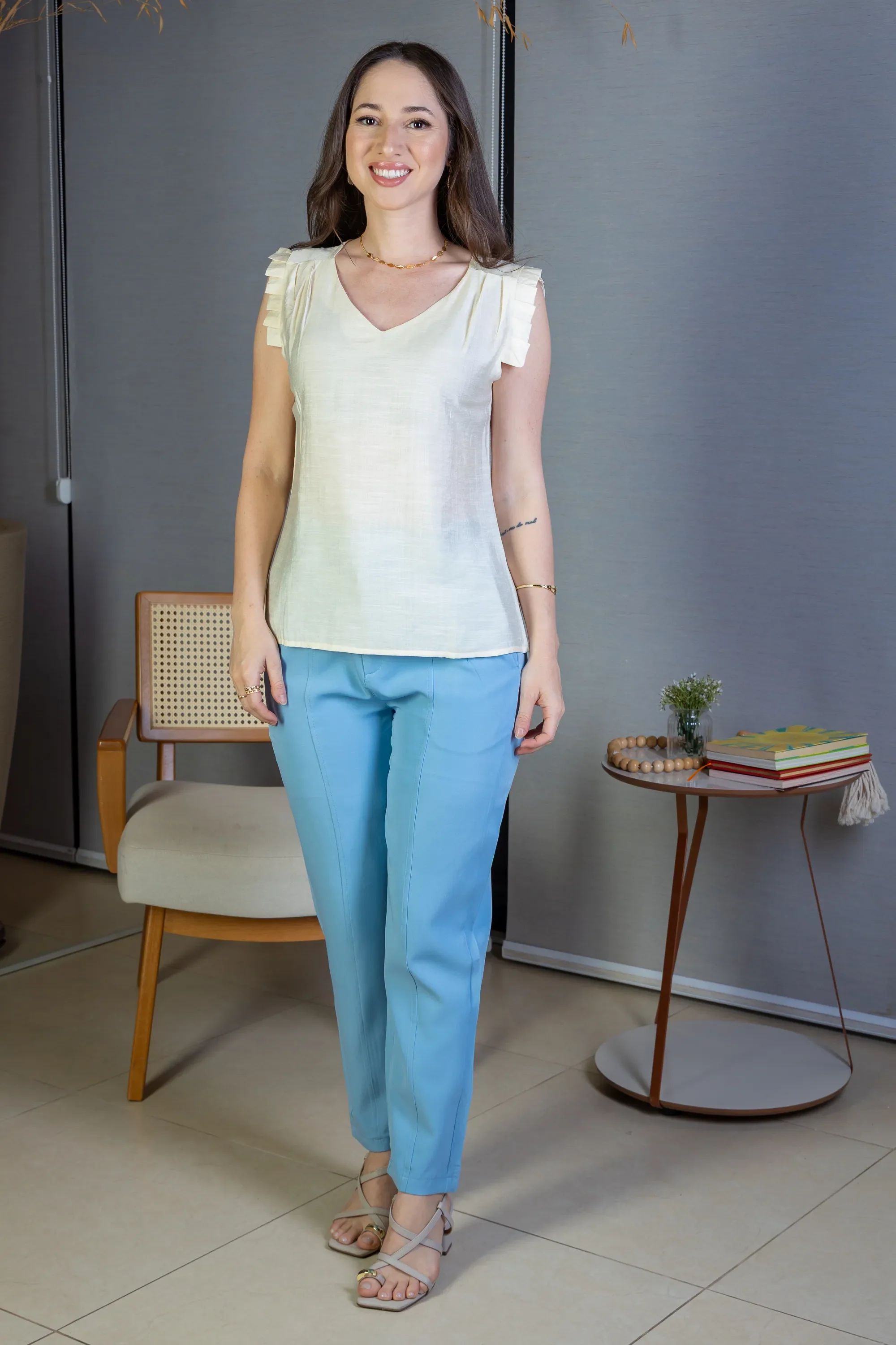 Calça Corte Reto Detalhe Botão Encapado Em Crepe Milano Maria Azul - Image 13