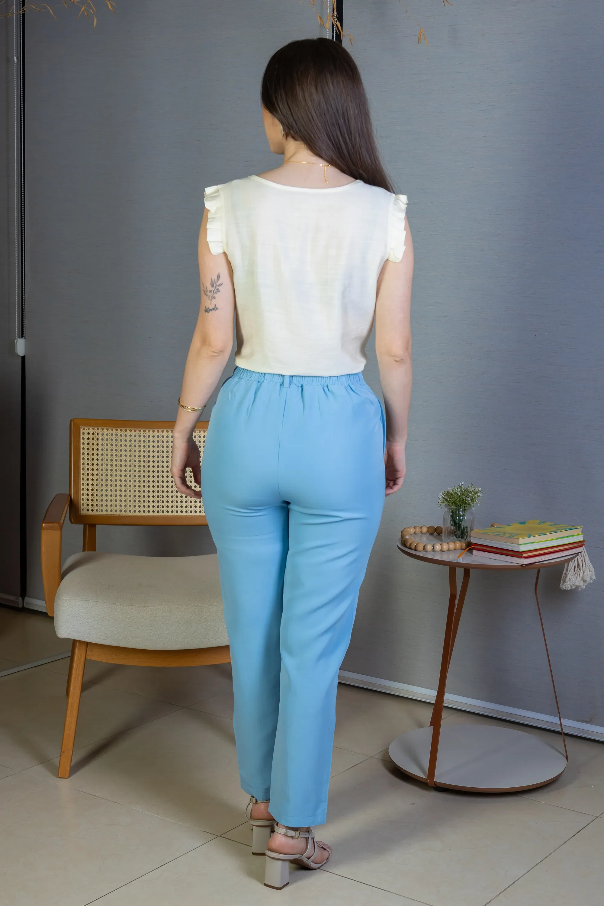 Calça Corte Reto Detalhe Botão Encapado Em Crepe Milano Maria Azul - Image 14