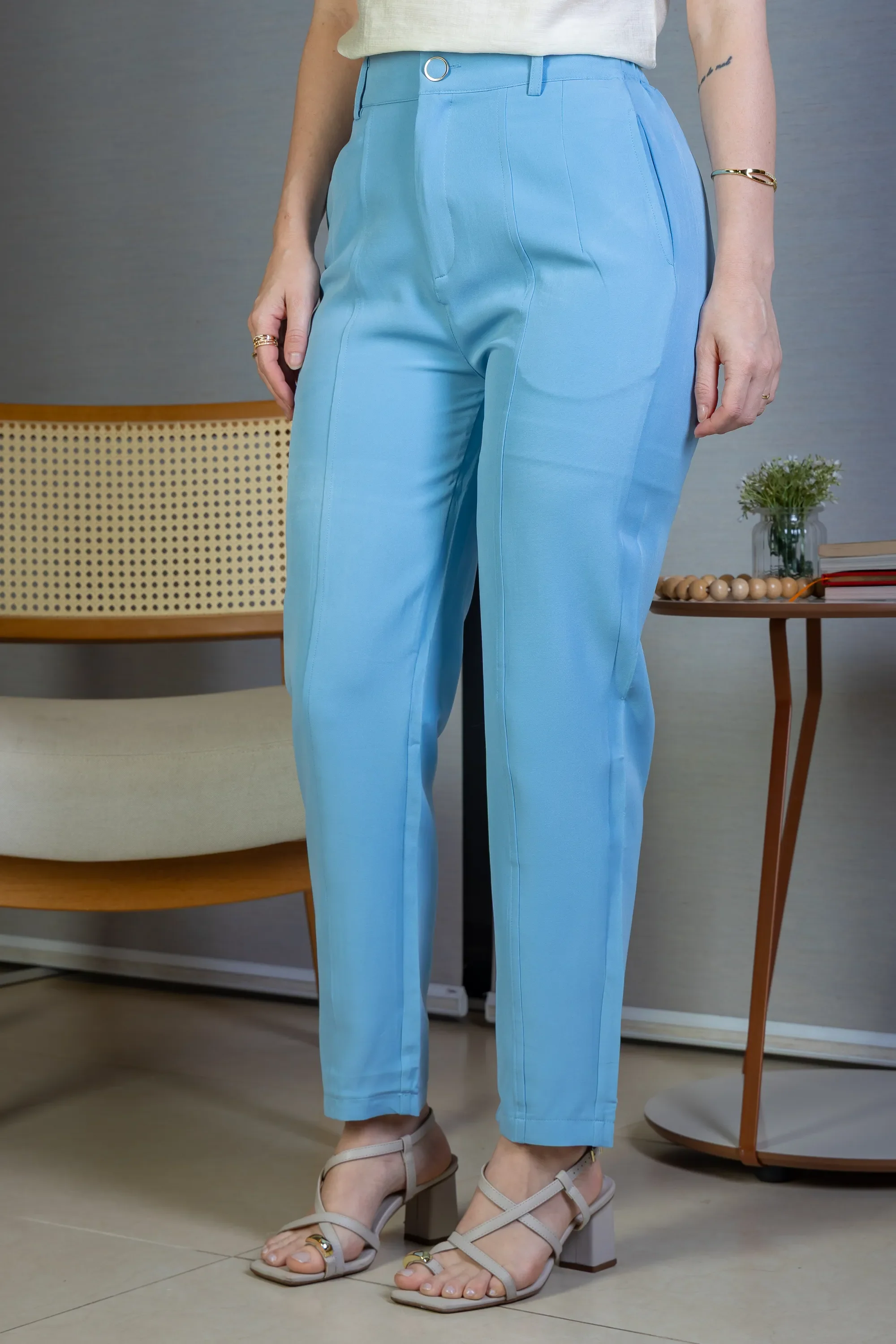 Calça Corte Reto Detalhe Botão Encapado Em Crepe Milano Maria Azul - Image 3