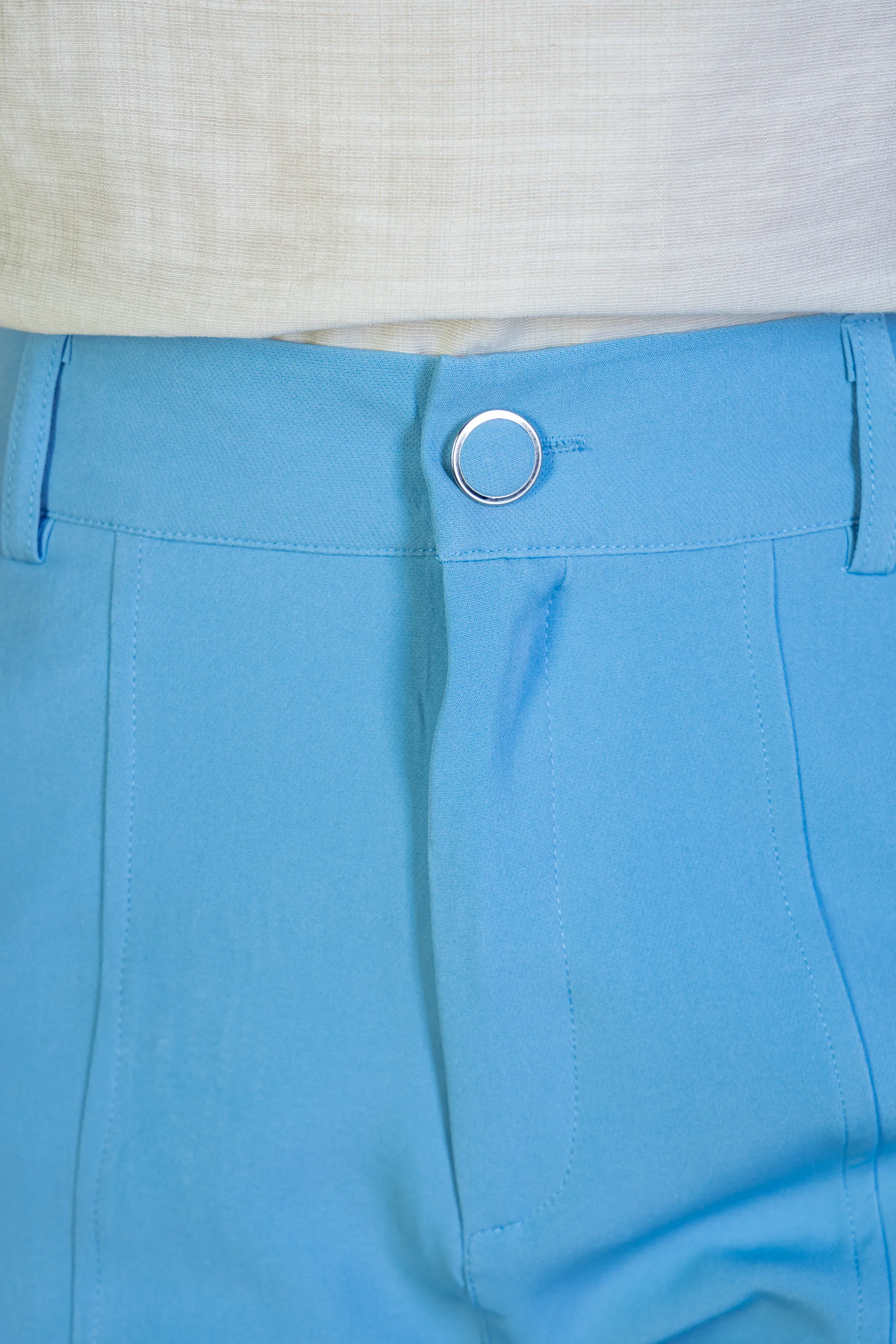 Calça Corte Reto Detalhe Botão Encapado Em Crepe Milano Maria Azul - Image 8