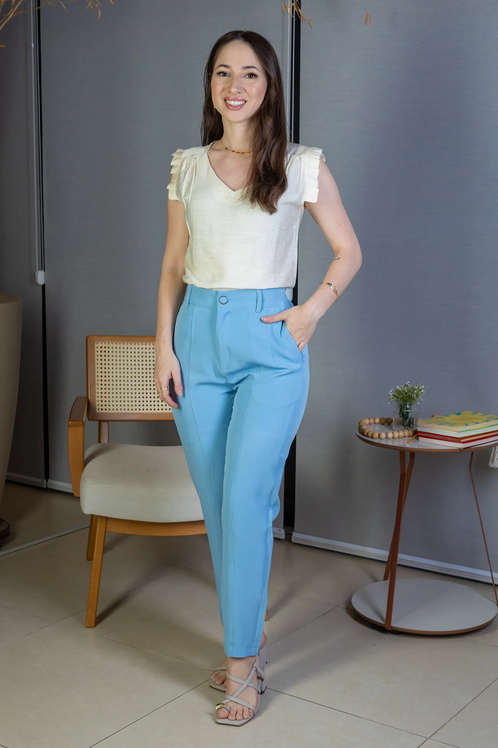 Calça Corte Reto Detalhe Botão Encapado Em Crepe Milano Maria Azul - Image 9