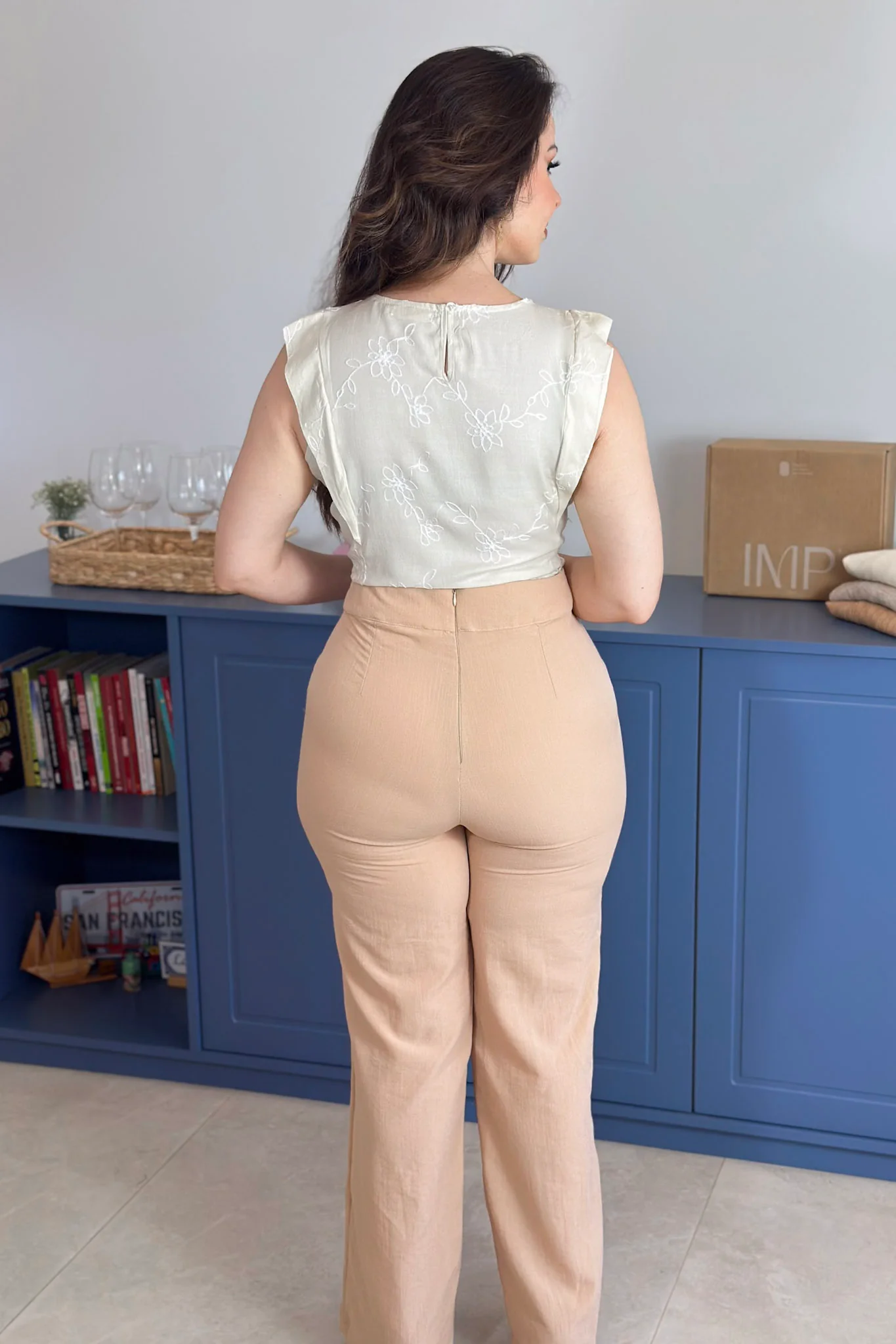 Calça Corte Reto Detalhe Botão Miranda Bege - Image 15