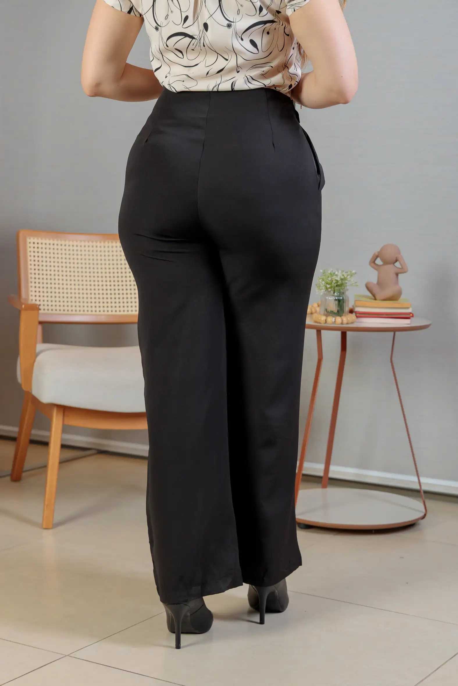 Calça Corte Reto Alfaiataria Detalhe Cós Eloísa Preta - Image 4