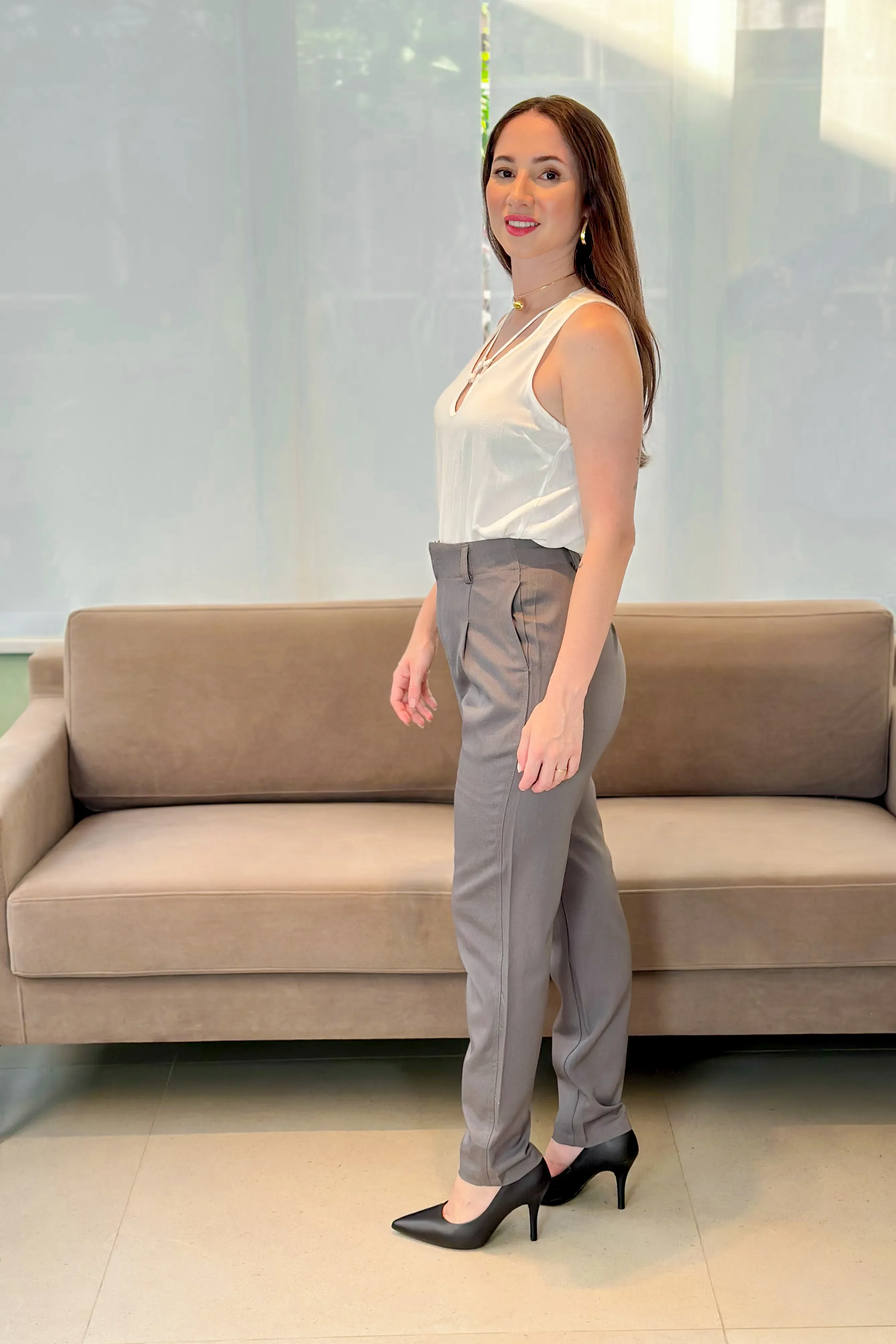 Calça Corte Reto Alfaiataria Detalhe Pregas Daiane Cinza - Image 10