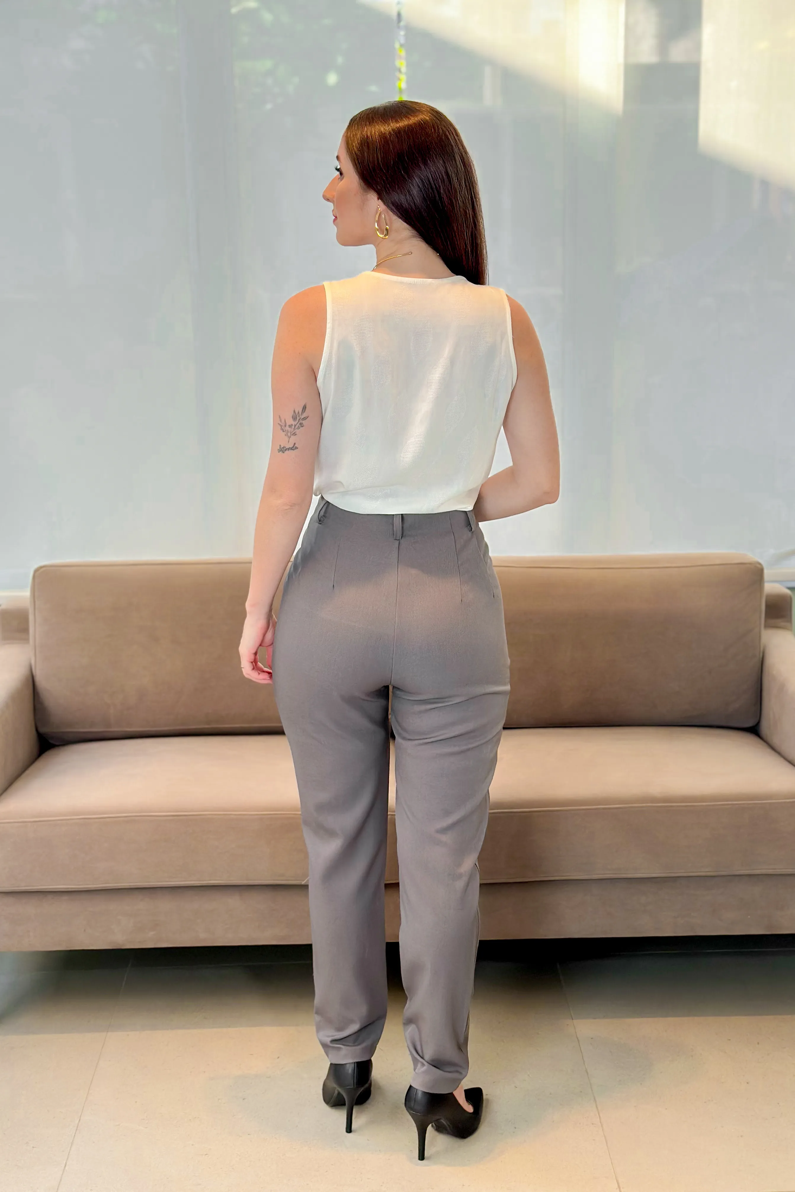 Calça Corte Reto Alfaiataria Detalhe Pregas Daiane Cinza - Image 11