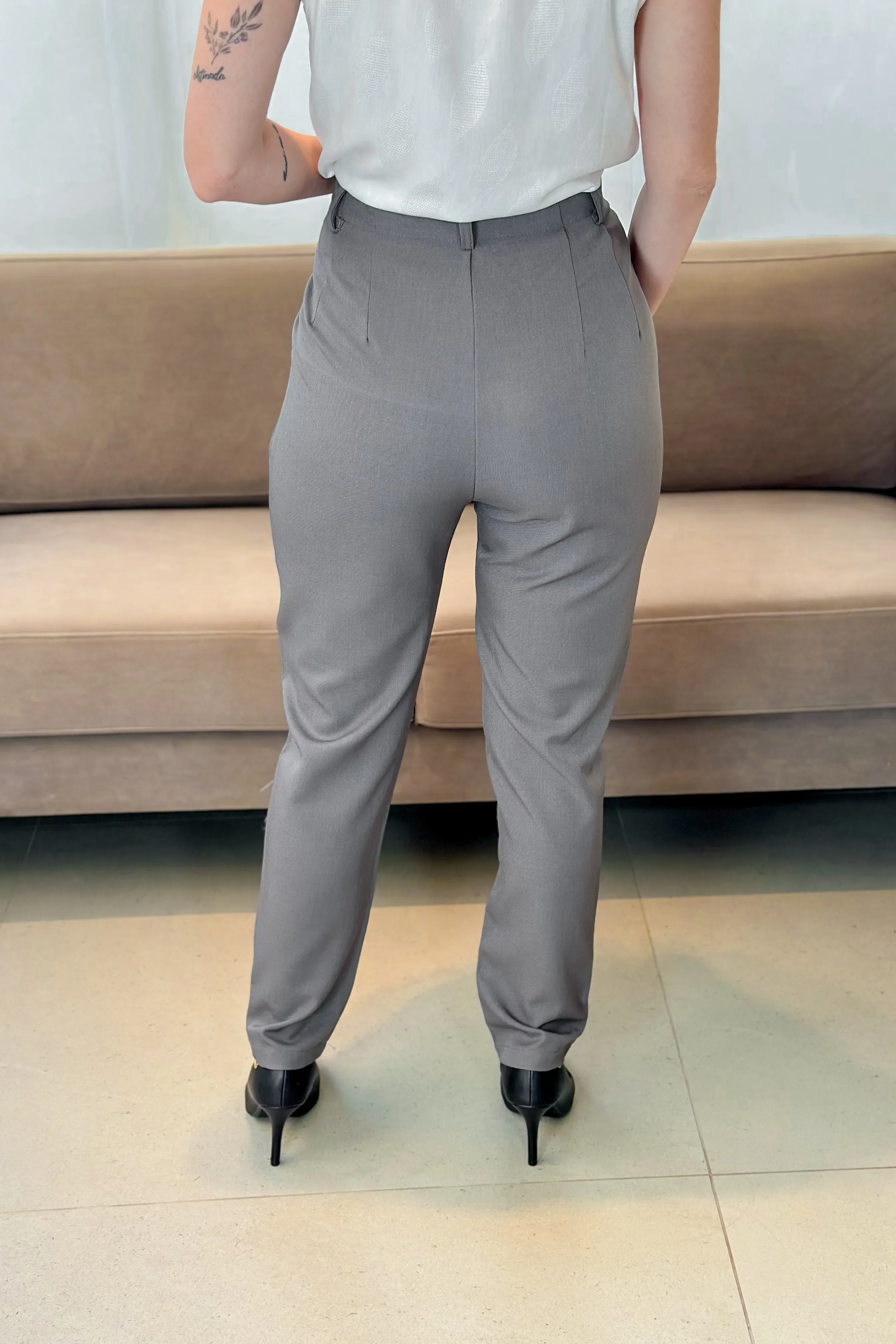 Calça Corte Reto Alfaiataria Detalhe Pregas Daiane Cinza - Image 4