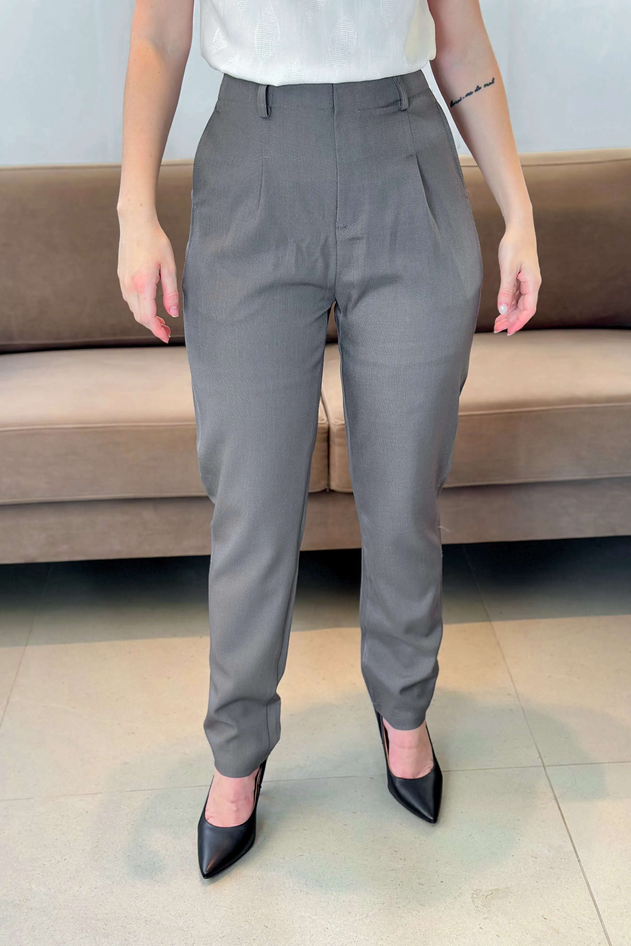 Calça Corte Reto Alfaiataria Detalhe Pregas Daiane Cinza - Image 8
