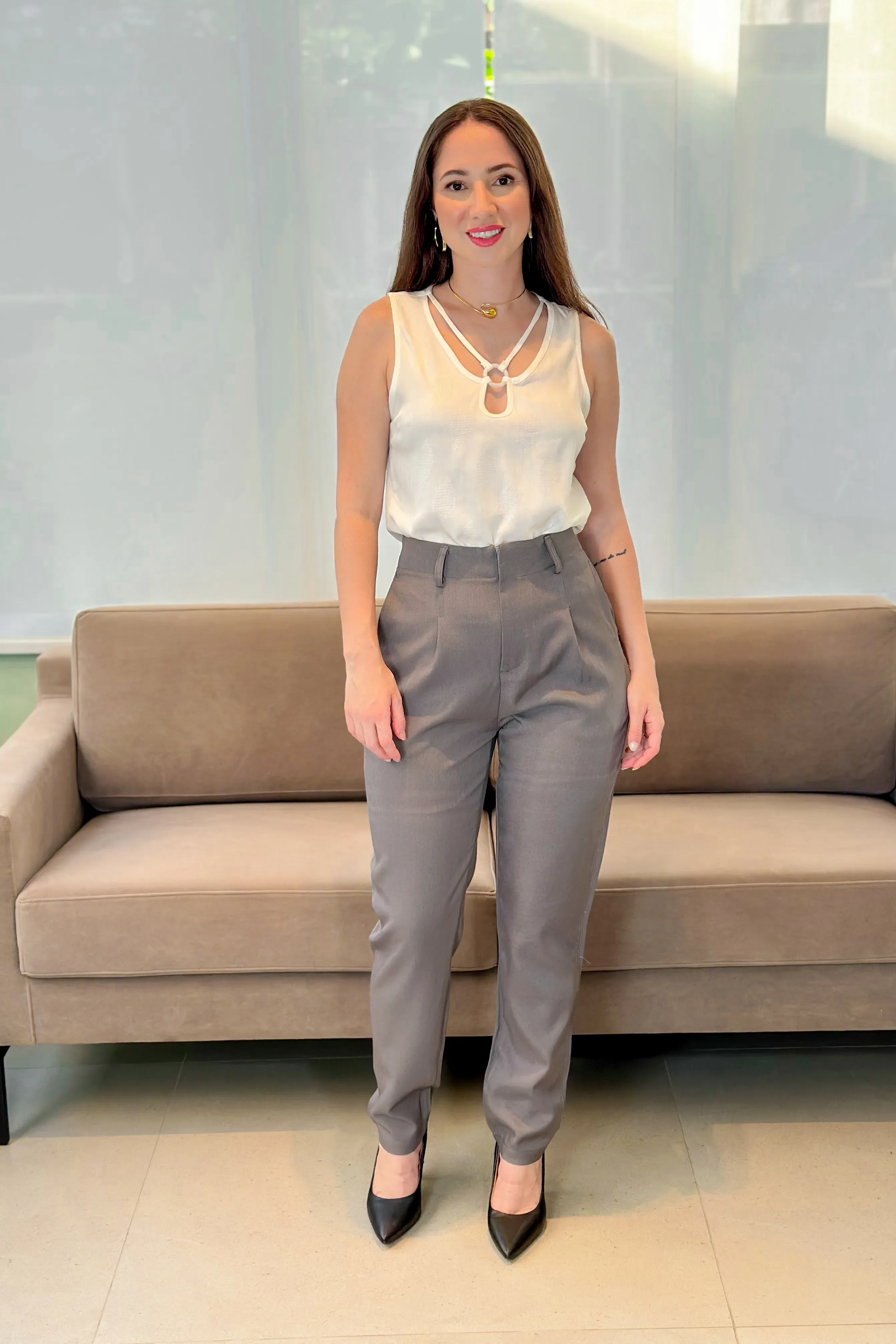 Calça Corte Reto Alfaiataria Detalhe Pregas Daiane Cinza - Image 9