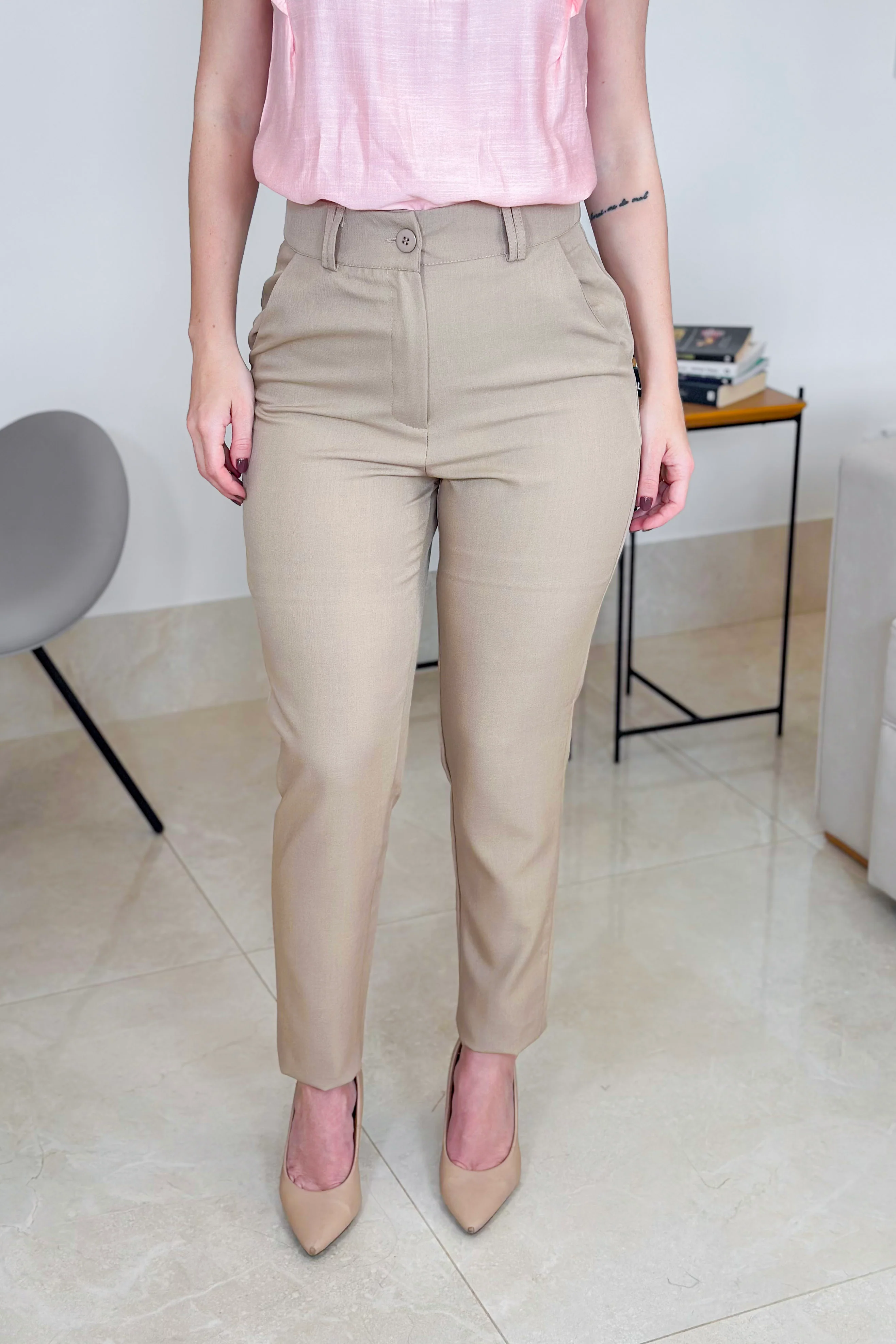 Calça Corte Reto Em Alfaiataria Lisse Alicia Bege - Image 8