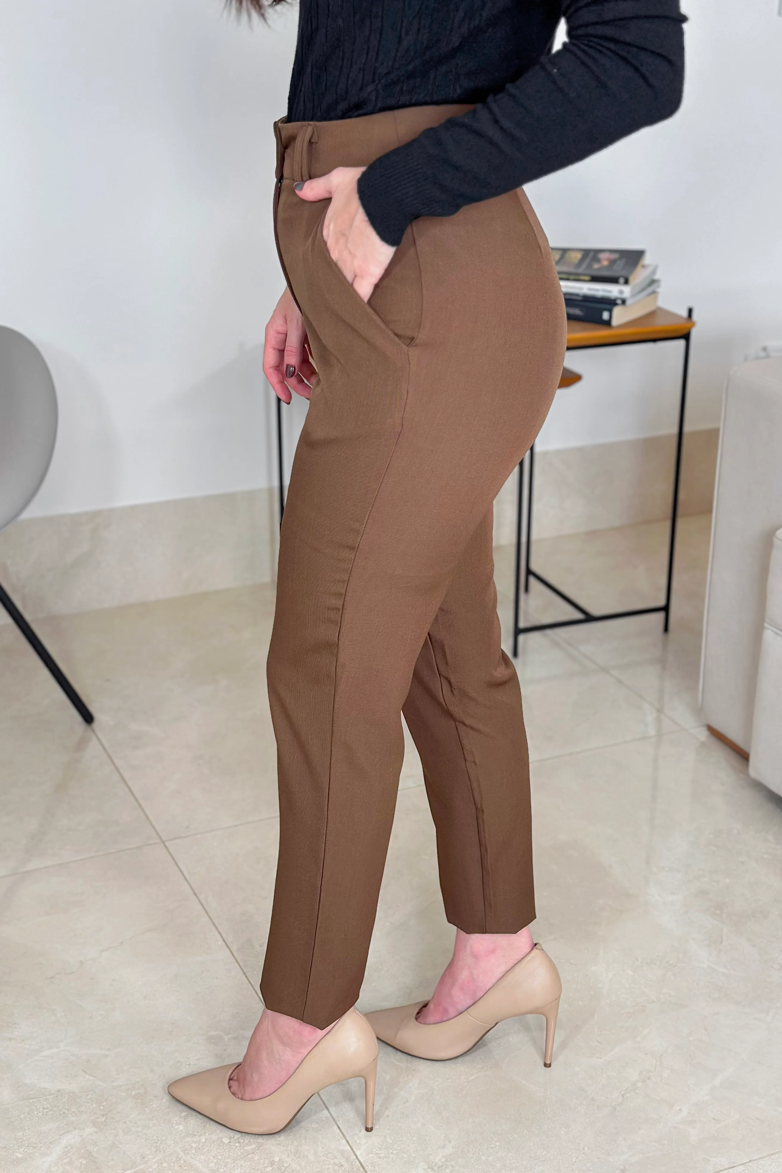 Calça Corte Reto Em Alfaiataria Lisse Alicia Marrom - Image 3