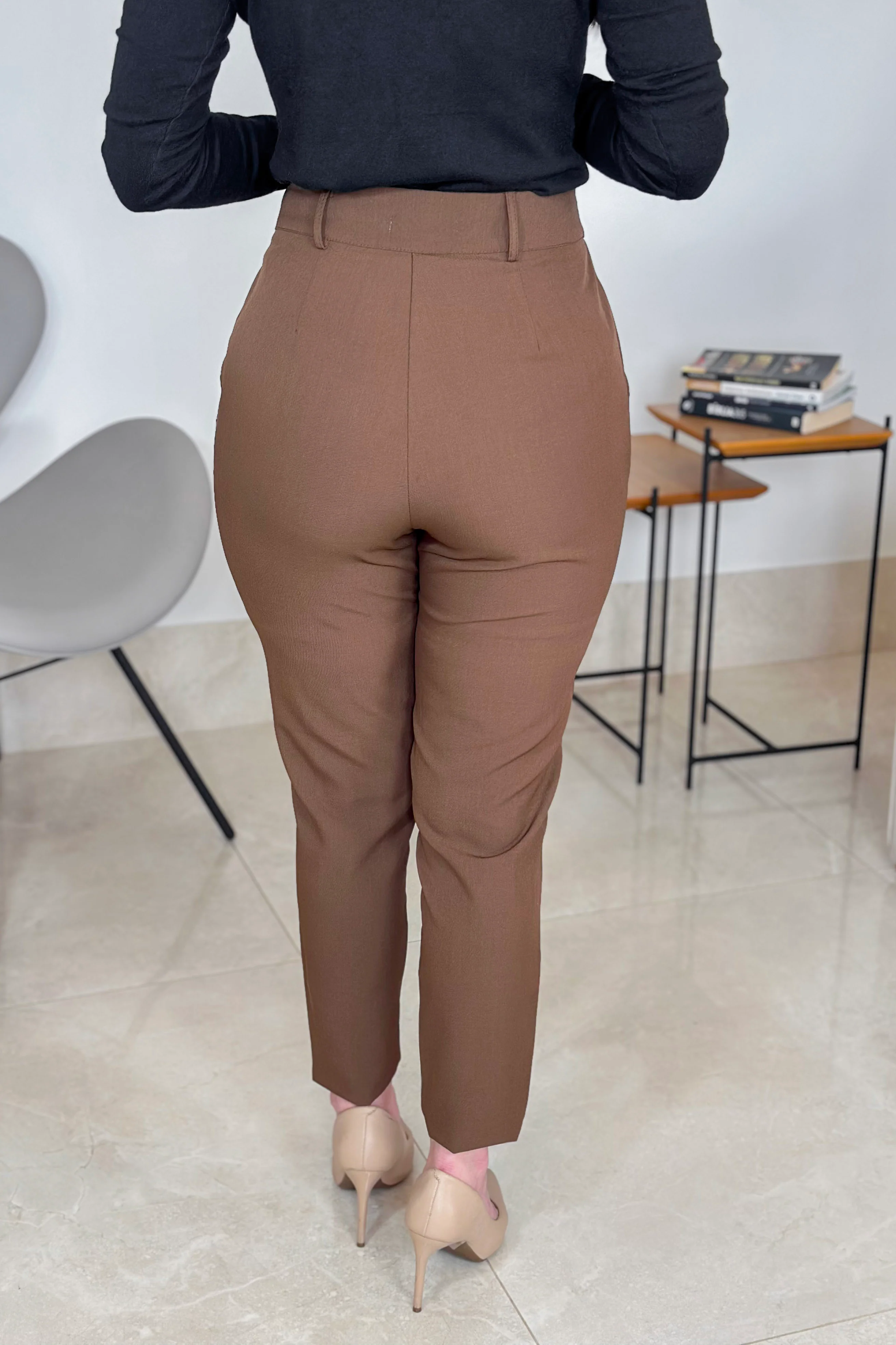 Calça Corte Reto Em Alfaiataria Lisse Alicia Marrom - Image 4