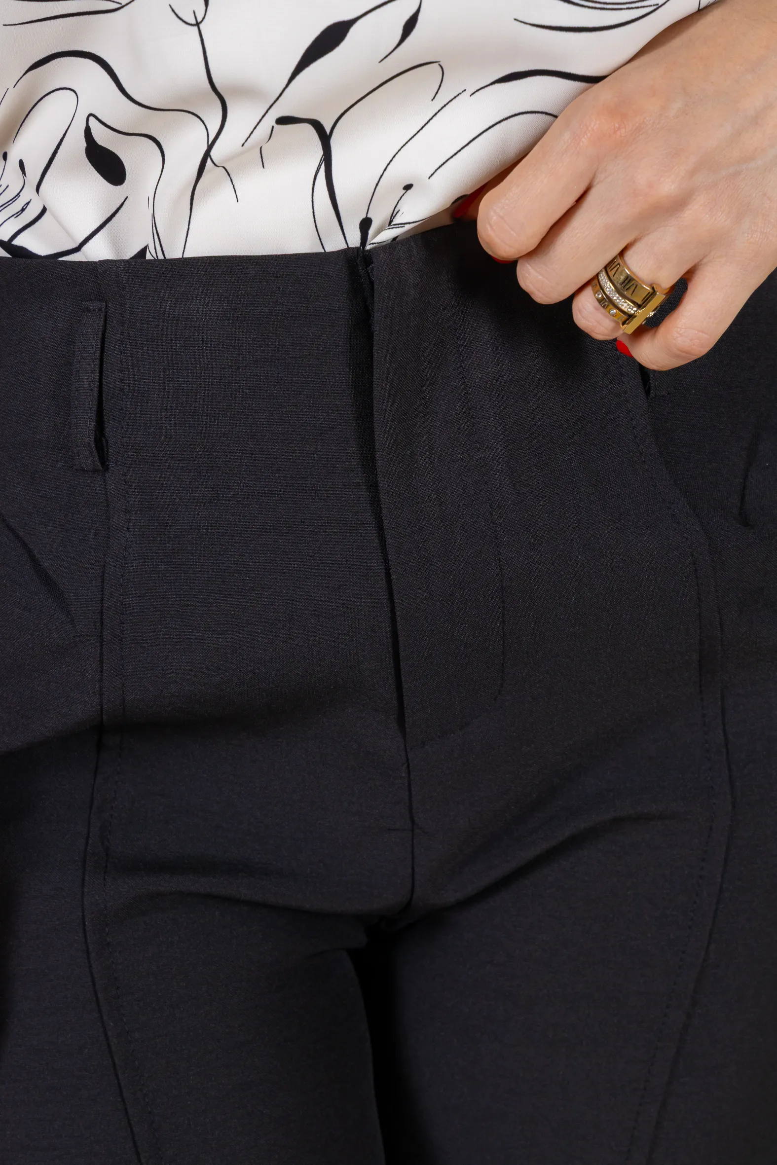 Calça Alfaiataria Corte Reto Friso e Cós Infinito Bianca Preta - Image 9