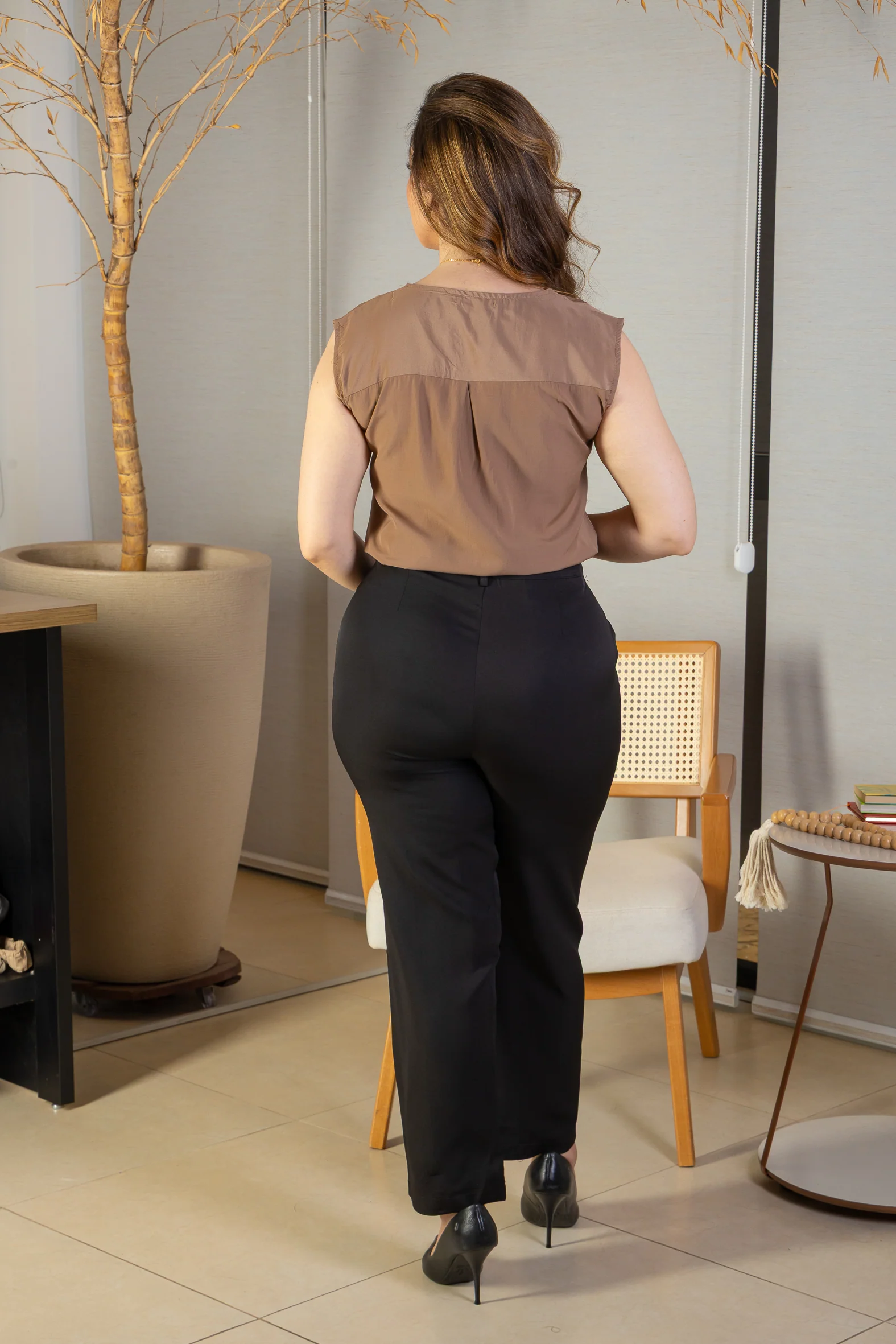 Calça Corte Reto Detalhe Friso Crepe Milano Eliana Bezerra Preta - Image 10