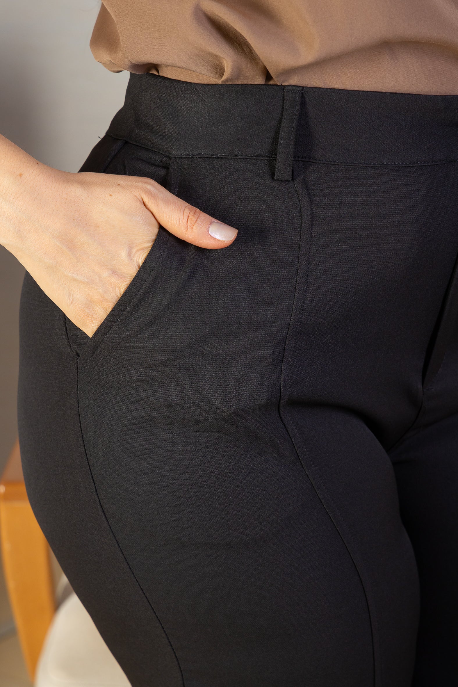 Calça Corte Reto Detalhe Friso Crepe Milano Eliana Bezerra Preta - Image 11