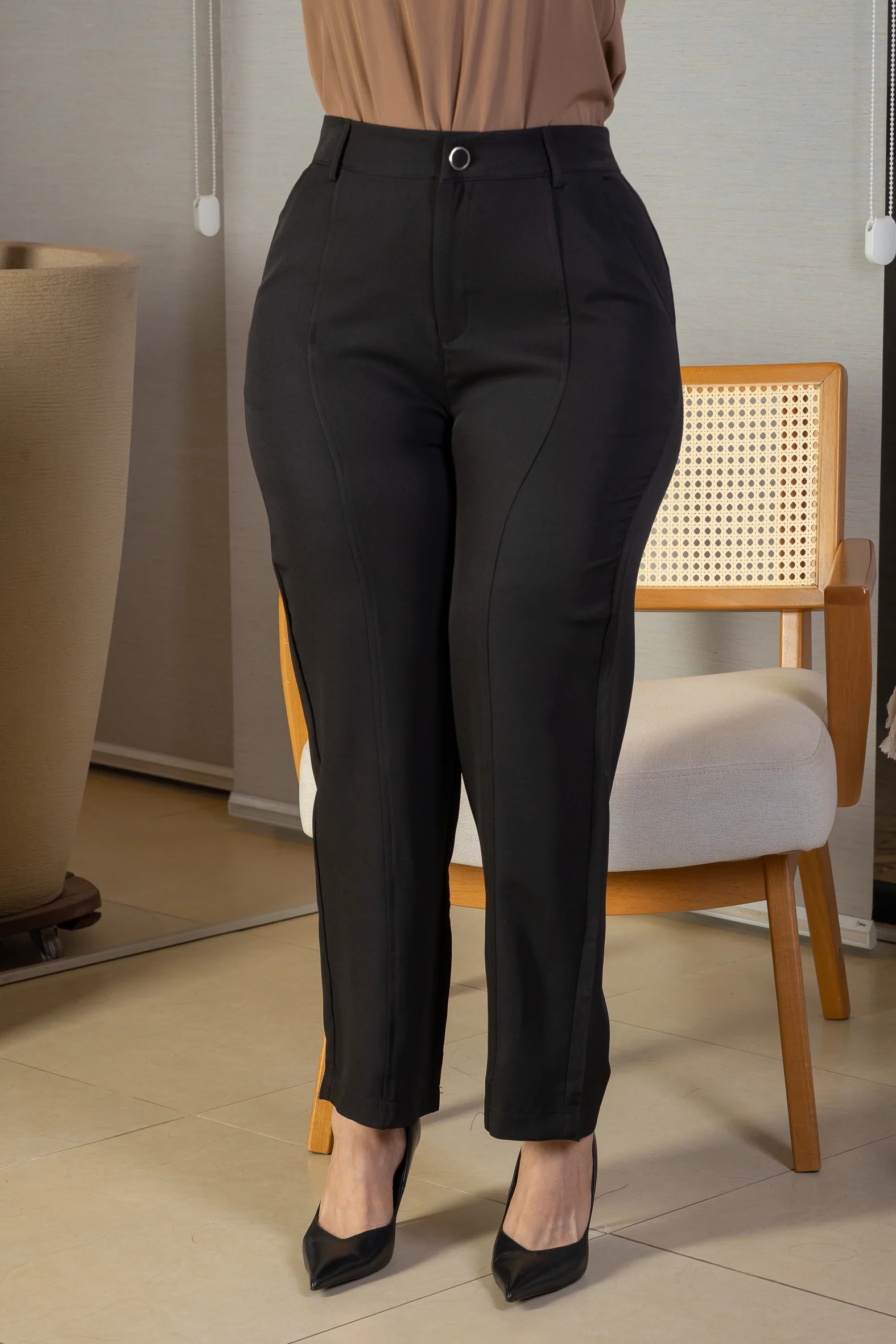 Calça Corte Reto Detalhe Friso Crepe Milano Eliana Bezerra Preta - Image 7