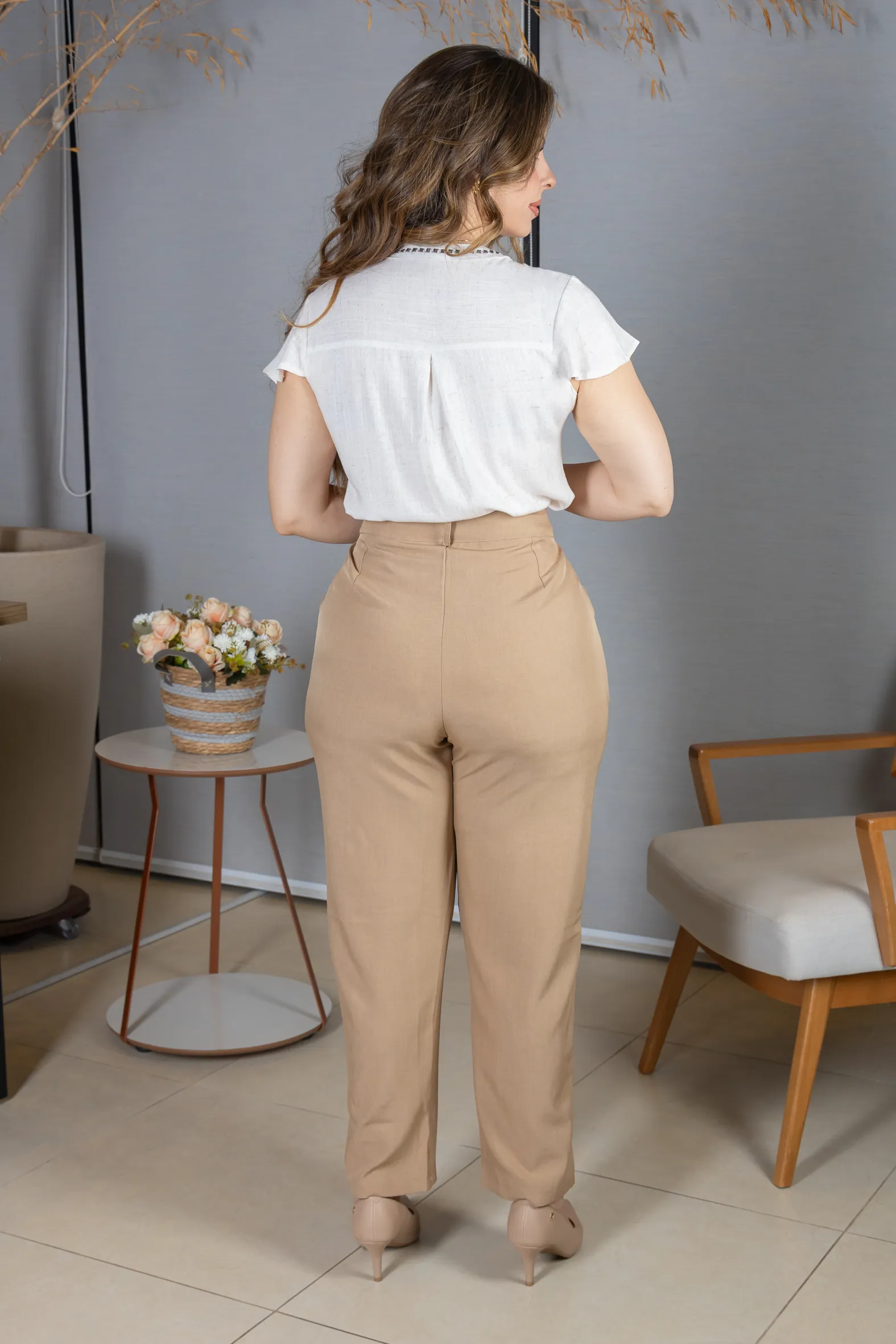 Calça em Alfaiataria Corte Reto com Friso e Botão Encapado Michelle Bege - Image 10