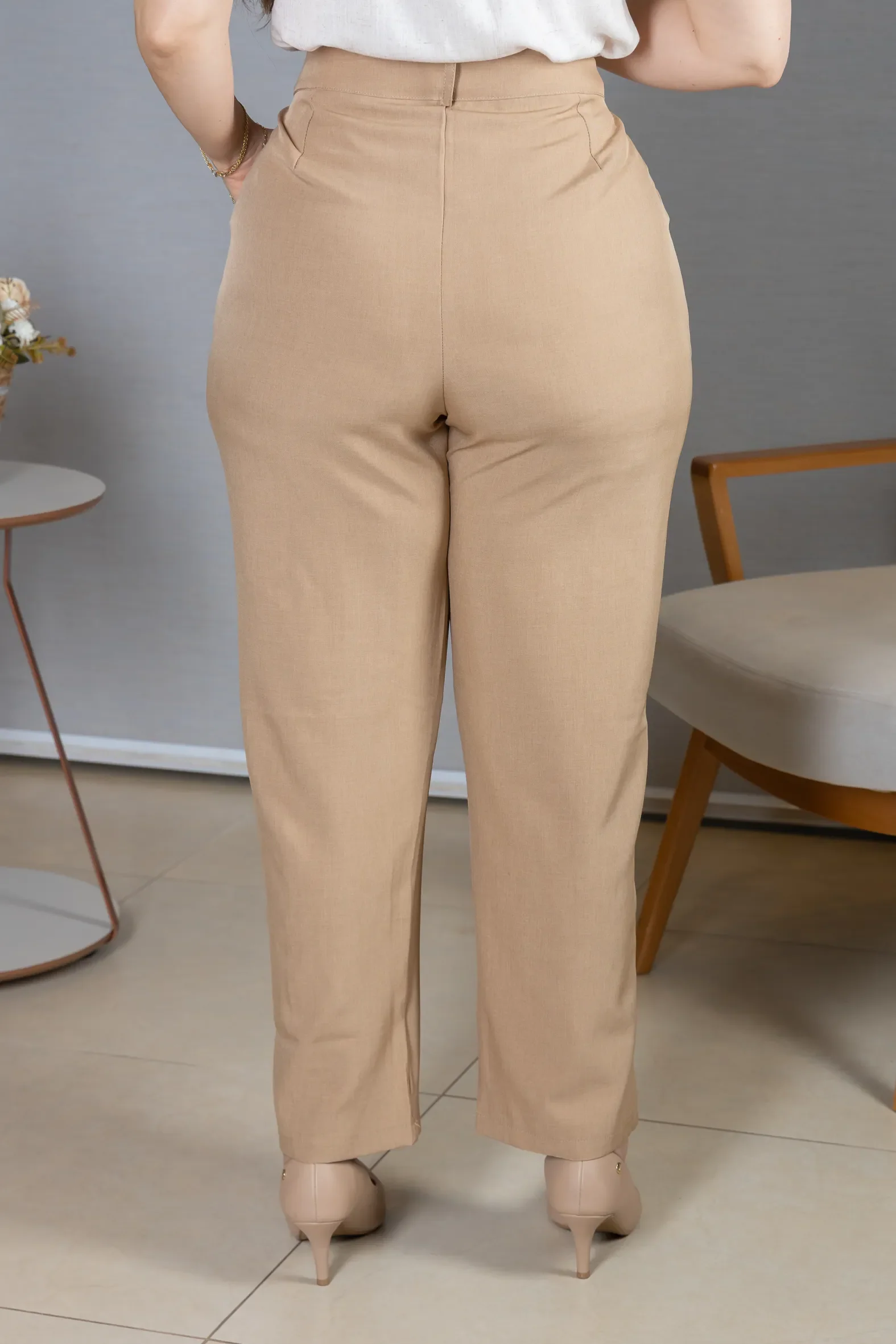 Calça em Alfaiataria Corte Reto com Friso e Botão Encapado Michelle Bege - Image 4