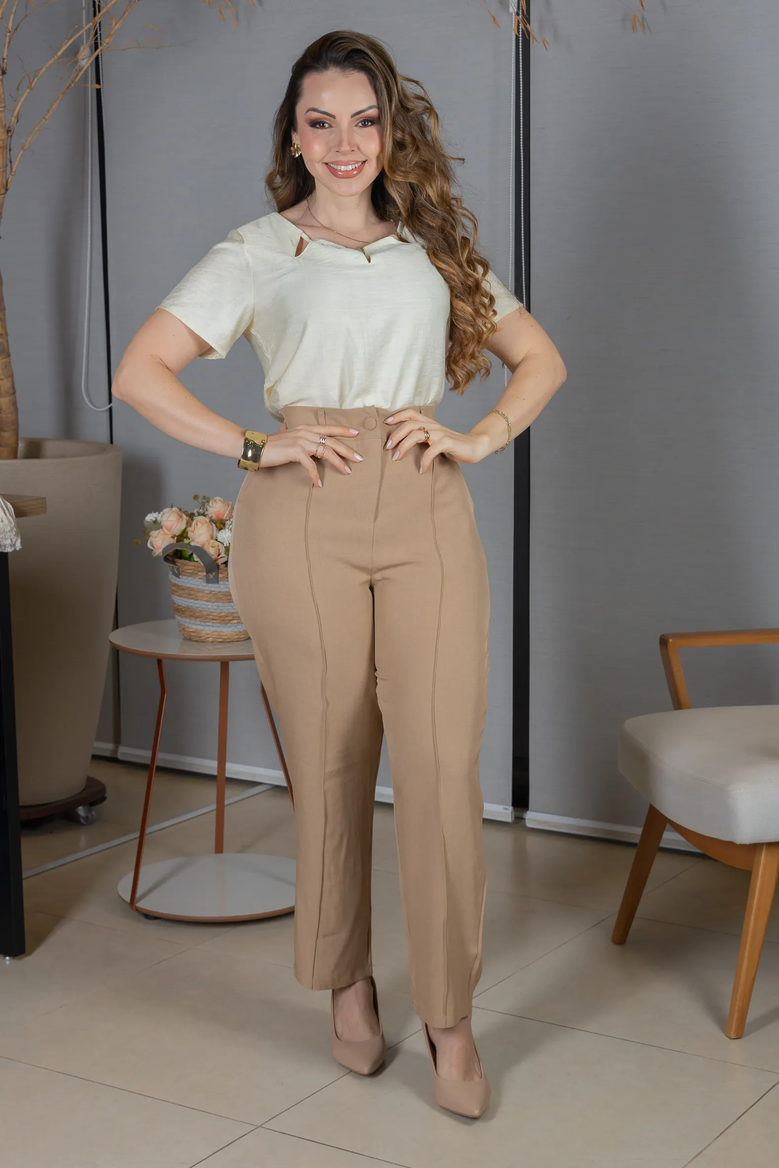 Calça em Alfaiataria Corte Reto com Friso e Botão Encapado Michelle Bege - Image 8