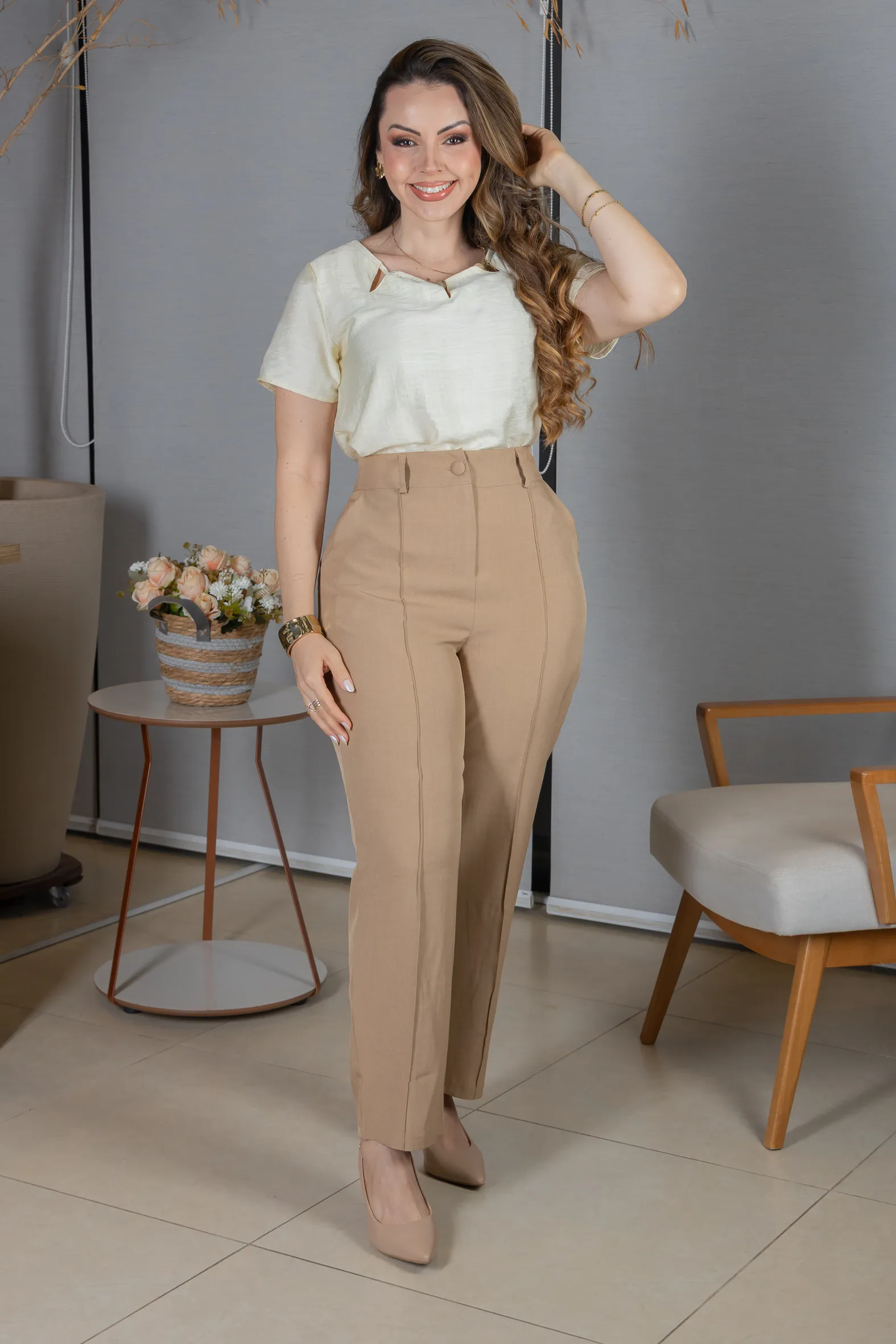 Calça em Alfaiataria Corte Reto com Friso e Botão Encapado Michelle Bege - Image 9
