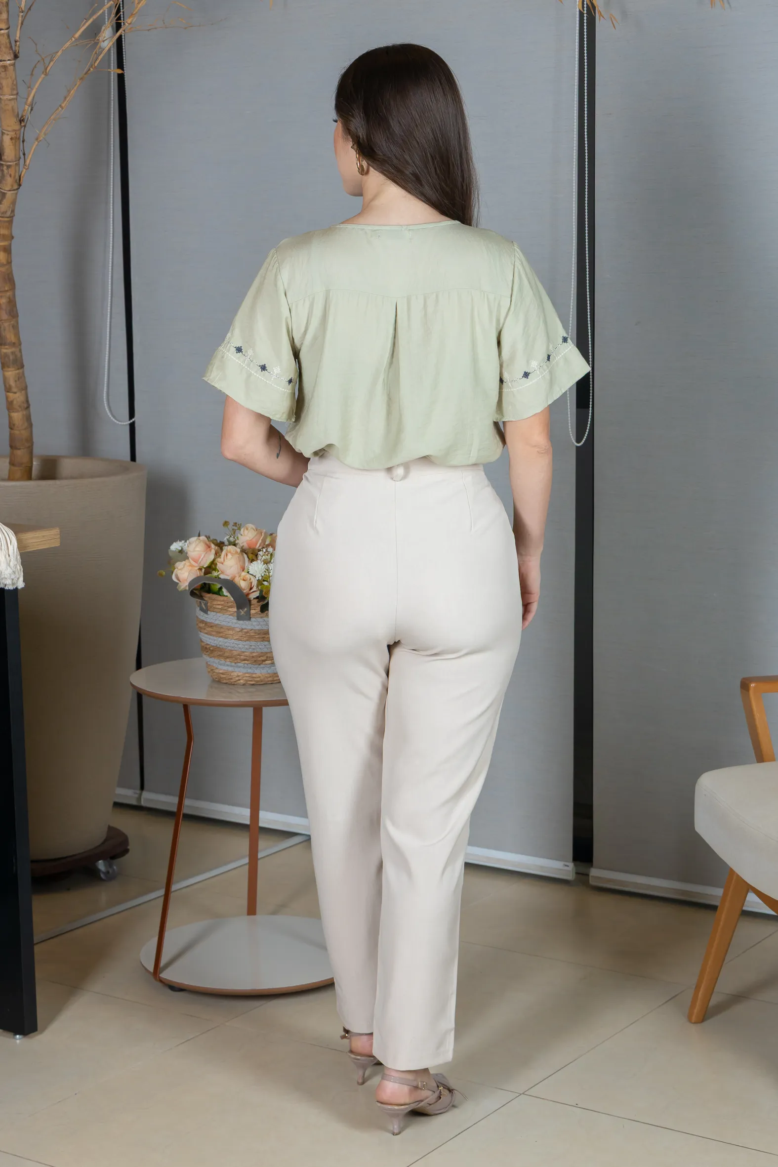 Calça em Alfaiataria Corte Reto com Friso e Botão Encapado Michelle Creme - Image 11