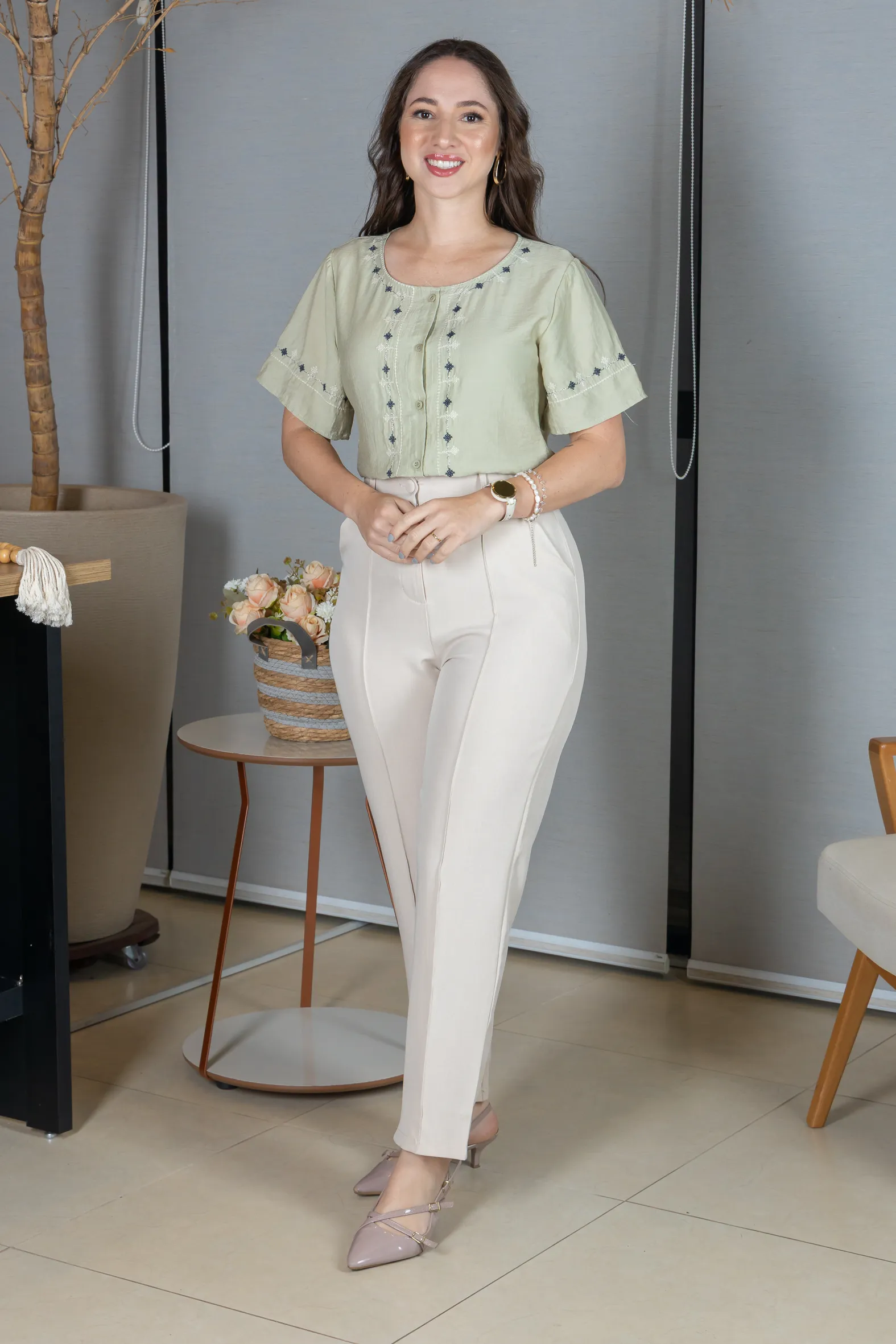 Calça em Alfaiataria Corte Reto com Friso e Botão Encapado Michelle Creme - Image 9