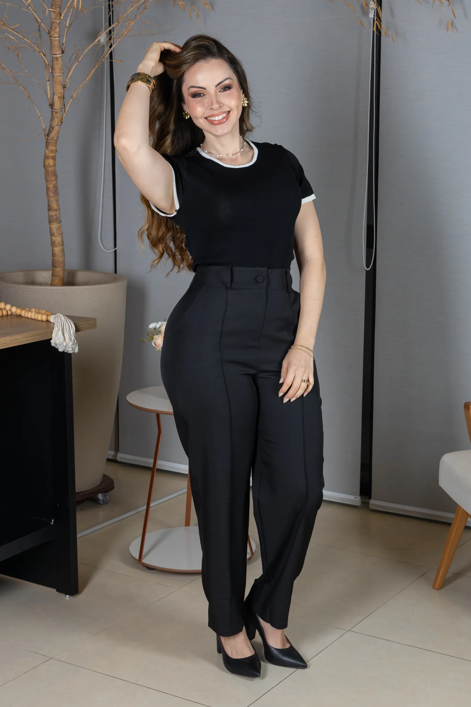 Calça em Alfaiataria Corte Reto com Friso e Botão Encapado Michelle Preta - Image 10