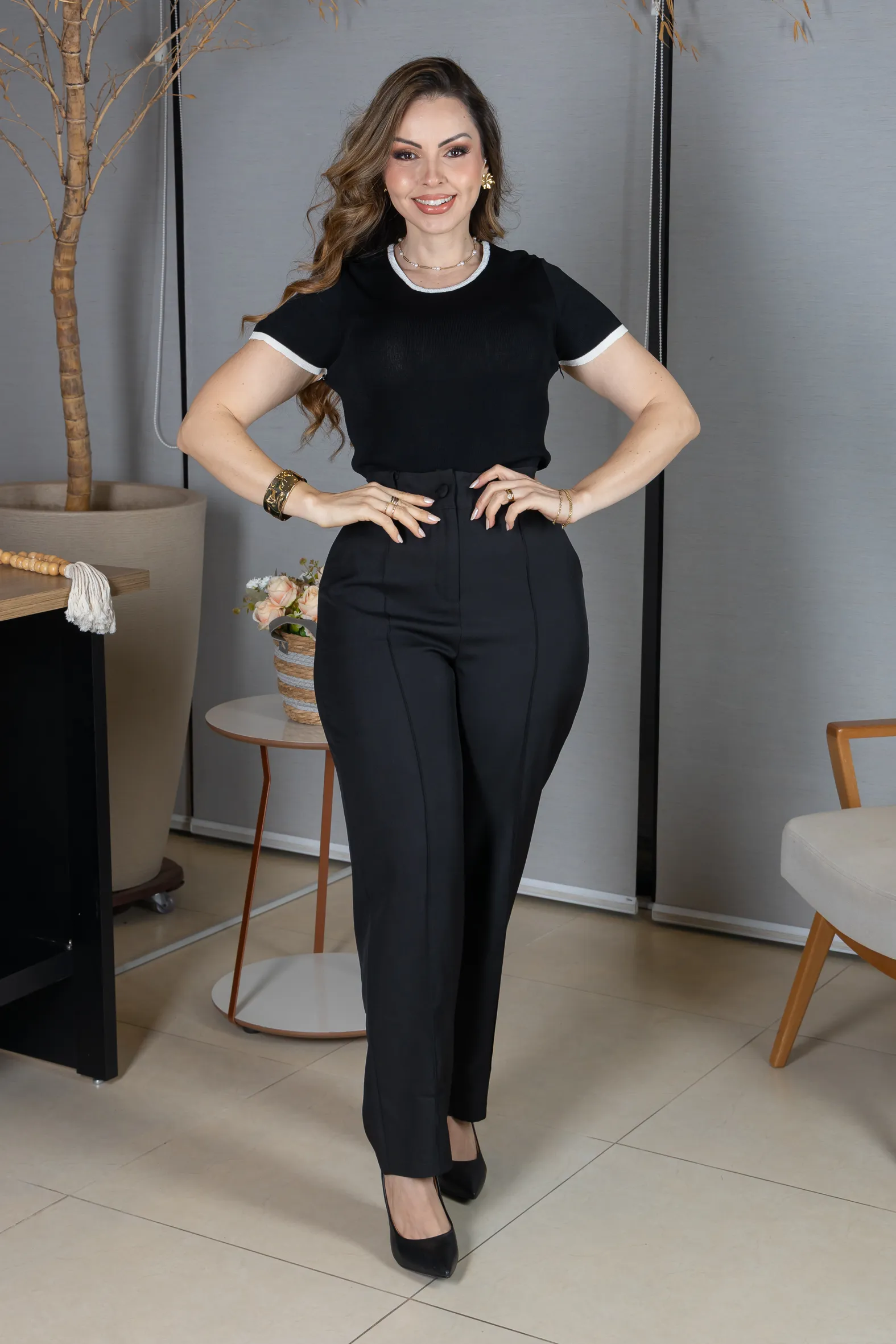 Calça em Alfaiataria Corte Reto com Friso e Botão Encapado Michelle Preta - Image 11