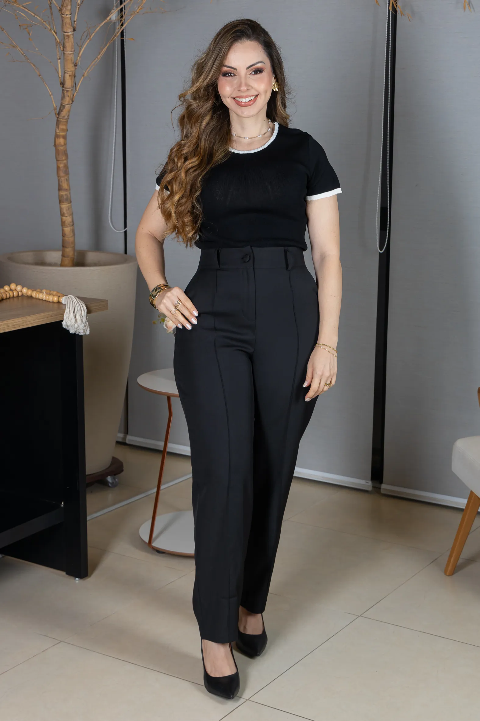 Calça em Alfaiataria Corte Reto com Friso e Botão Encapado Michelle Preta - Image 12