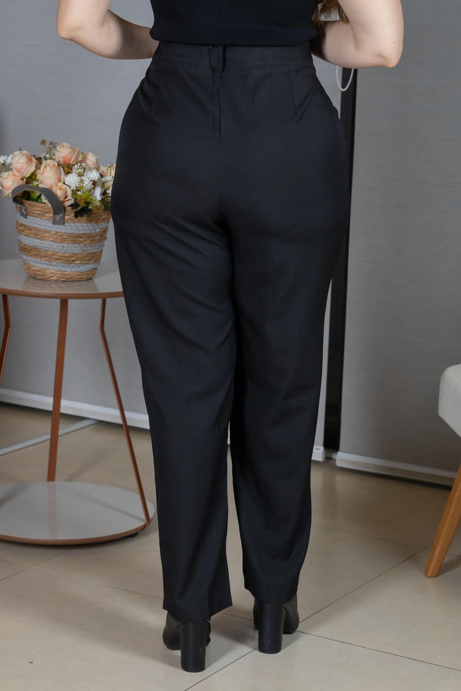 Calça em Alfaiataria Corte Reto com Friso e Botão Encapado Michelle Preta - Image 4