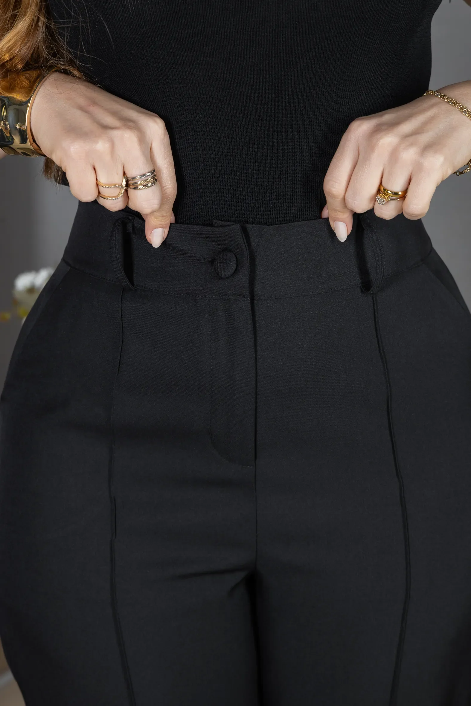 Calça em Alfaiataria Corte Reto com Friso e Botão Encapado Michelle Preta - Image 7