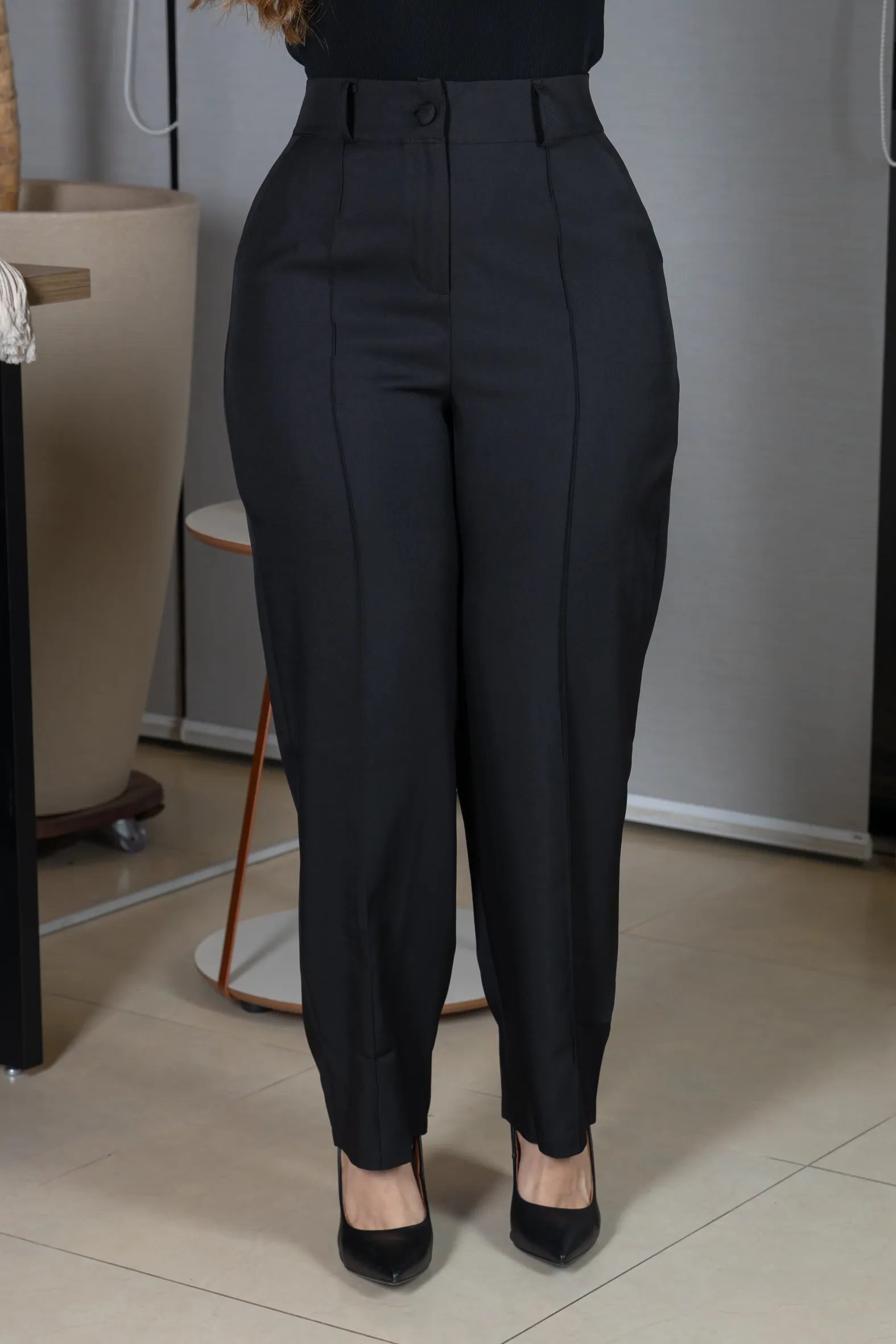 Calça em Alfaiataria Corte Reto com Friso e Botão Encapado Michelle Preta - Image 8