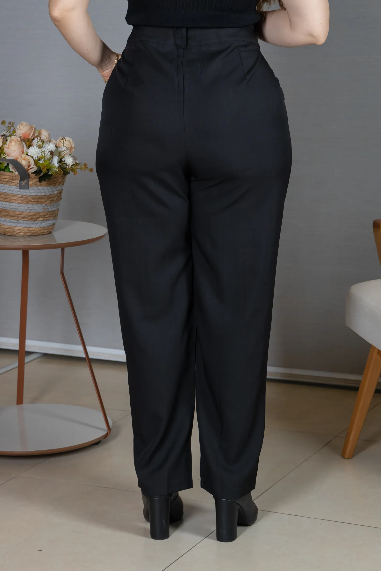 Calça em Alfaiataria Corte Reto com Friso e Botão Encapado Michelle Preta - Image 9