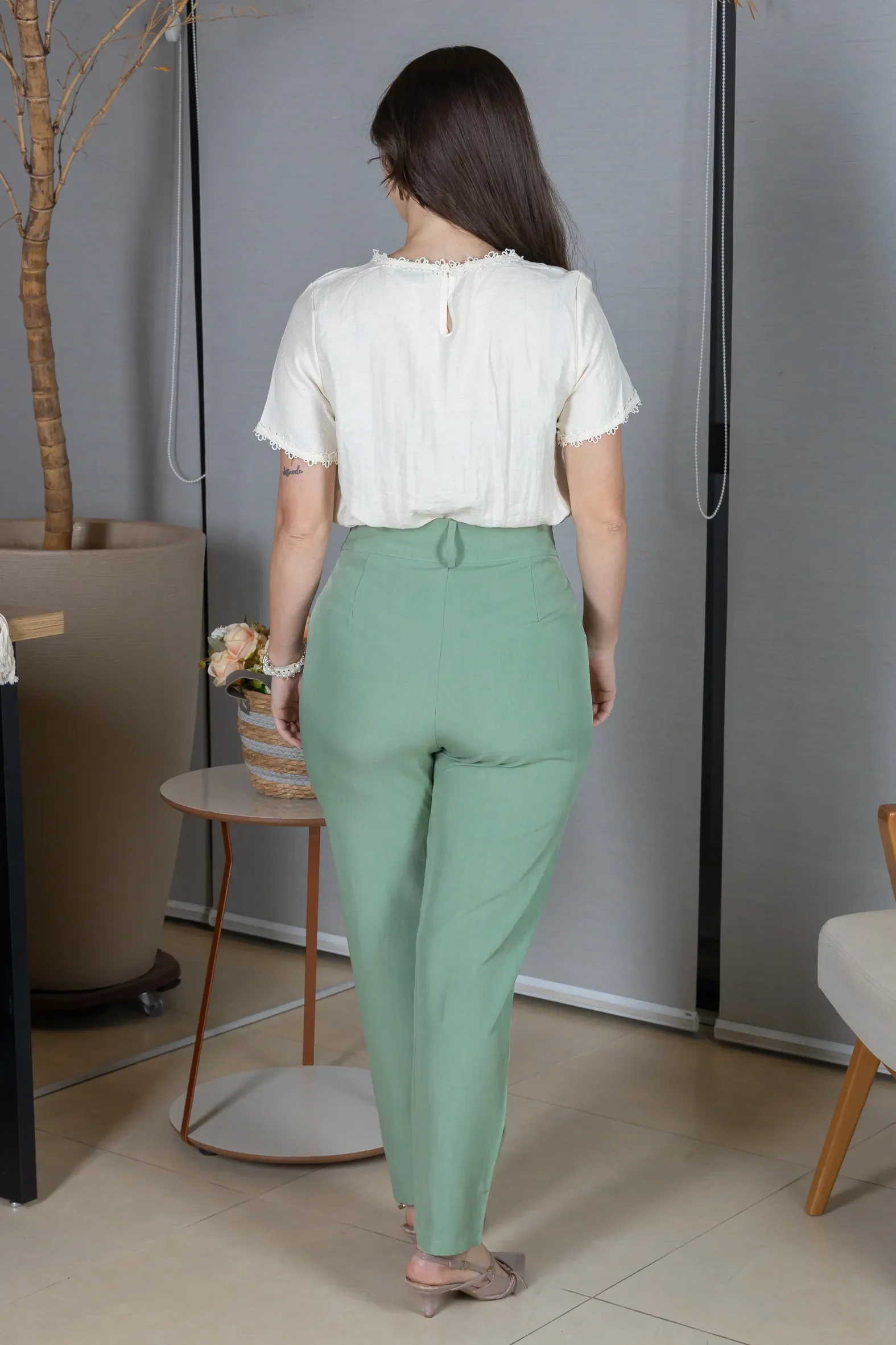 Calça em Alfaiataria Corte Reto com Friso e Botão Encapado Michelle Verde Menta - Image 10